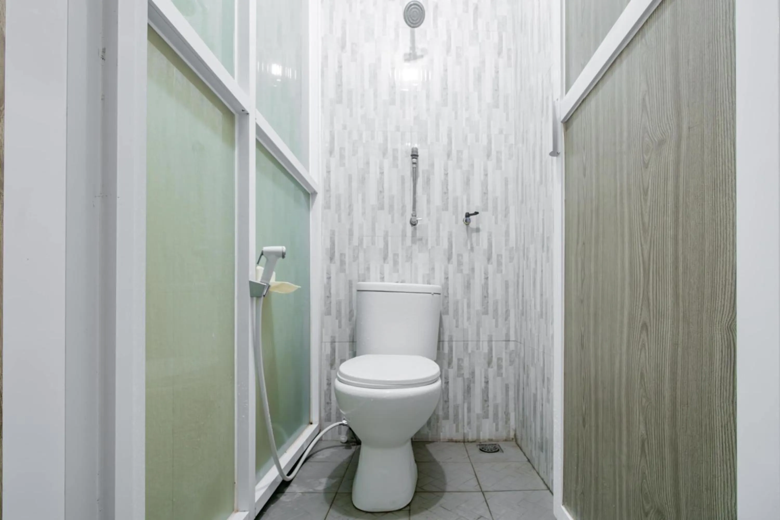 Bathroom in OYO 93526 Homely Syariah