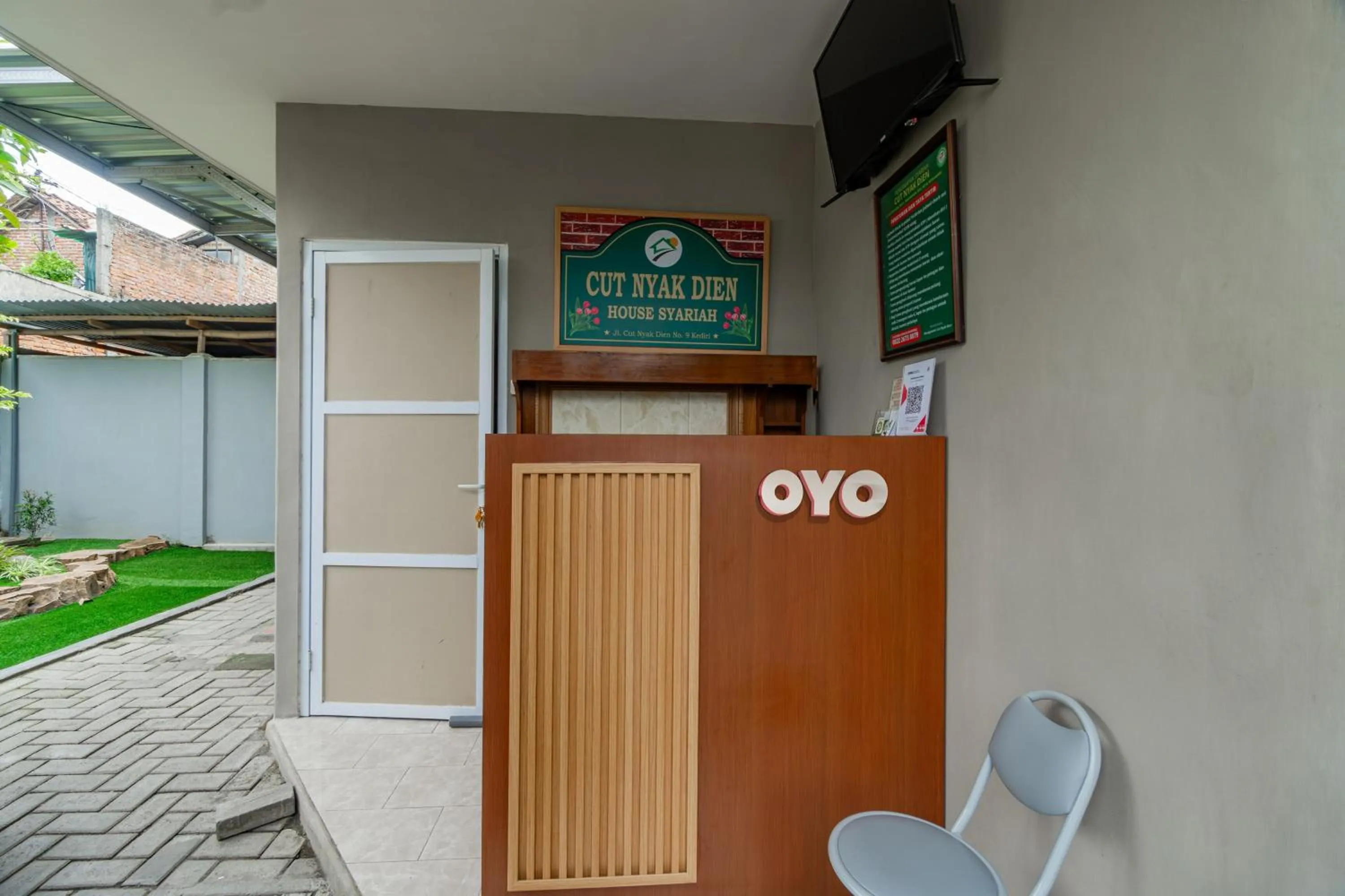 Lobby or reception in OYO 93526 Homely Syariah