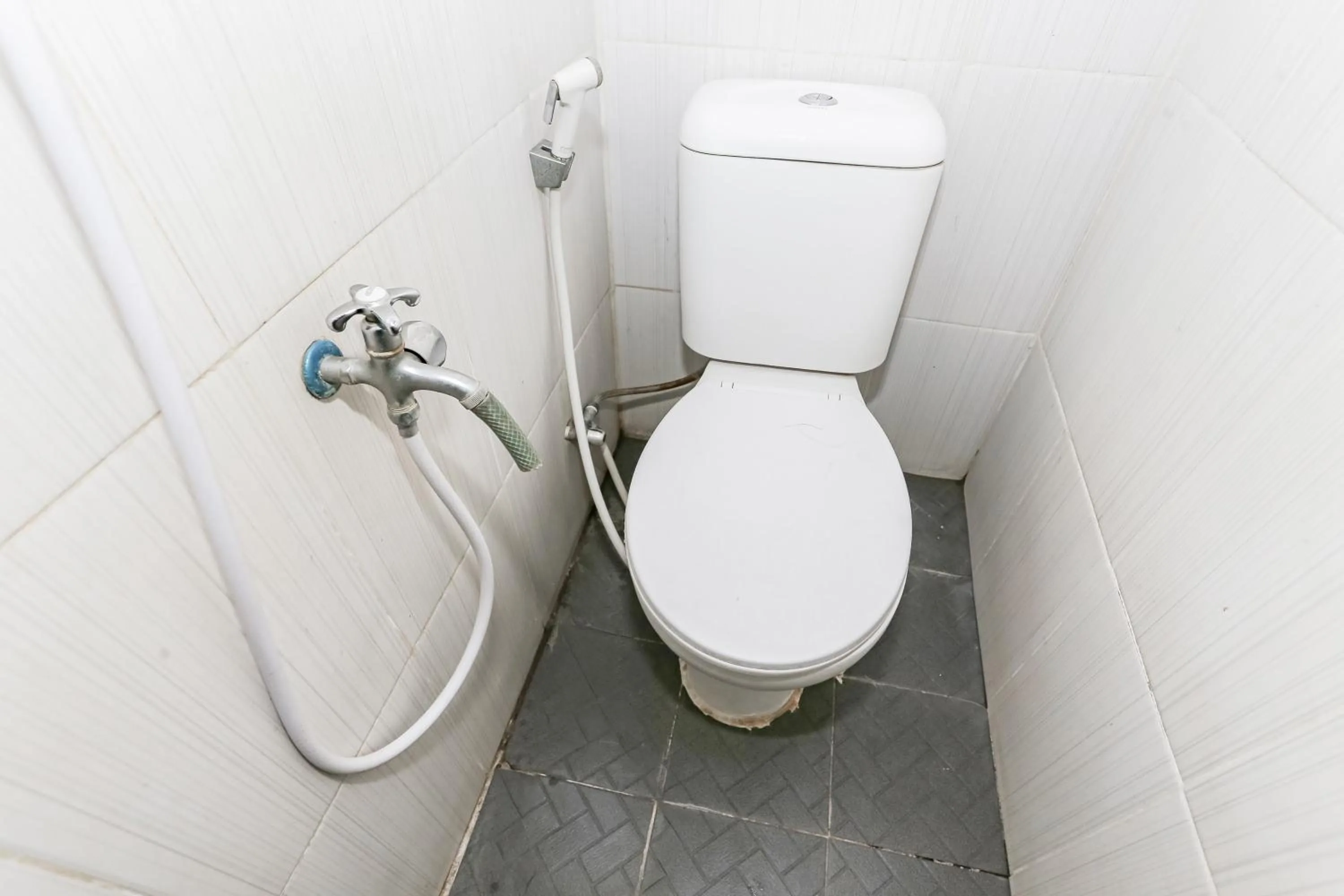 Bathroom in SPOT ON 93515 Pulo Gebang Guest House