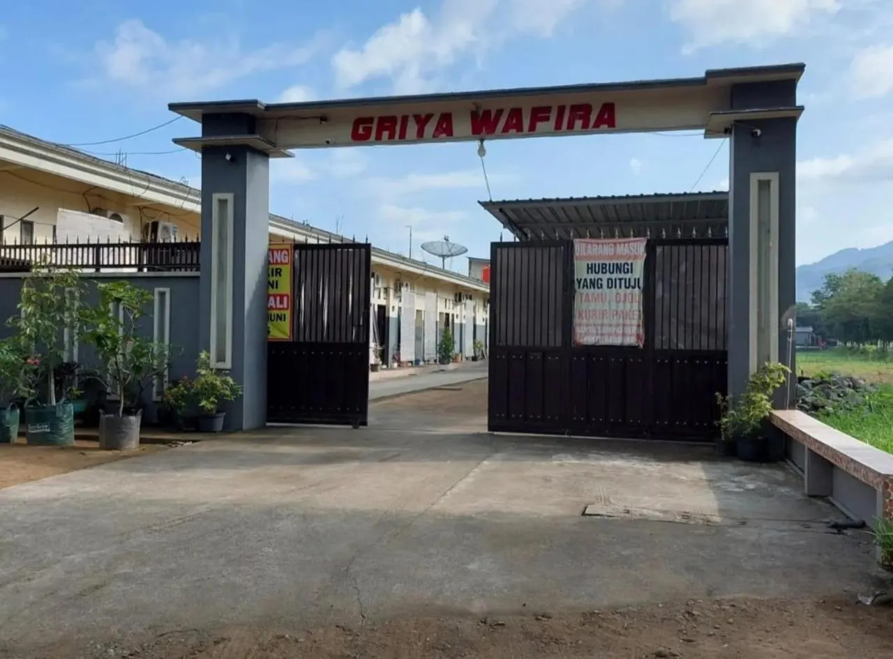 Facade/entrance in OYO Life 93525 Griya Wafira Trenggalek Syariah