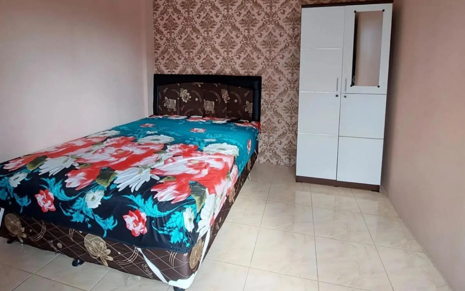 Bedroom, Bed in OYO Life 93525 Griya Wafira Trenggalek Syariah