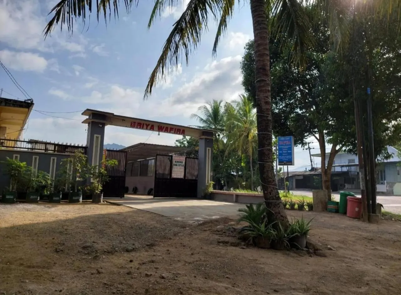 Facade/entrance in OYO Life 93525 Griya Wafira Trenggalek Syariah