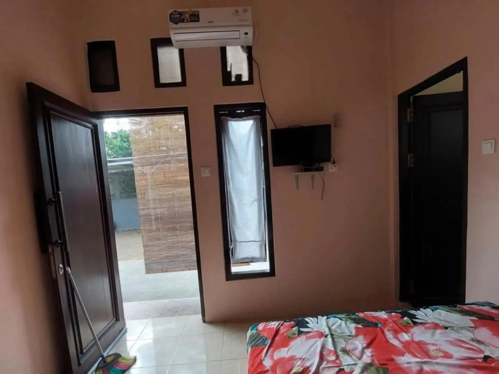 Bedroom, Bed in OYO Life 93525 Griya Wafira Trenggalek Syariah