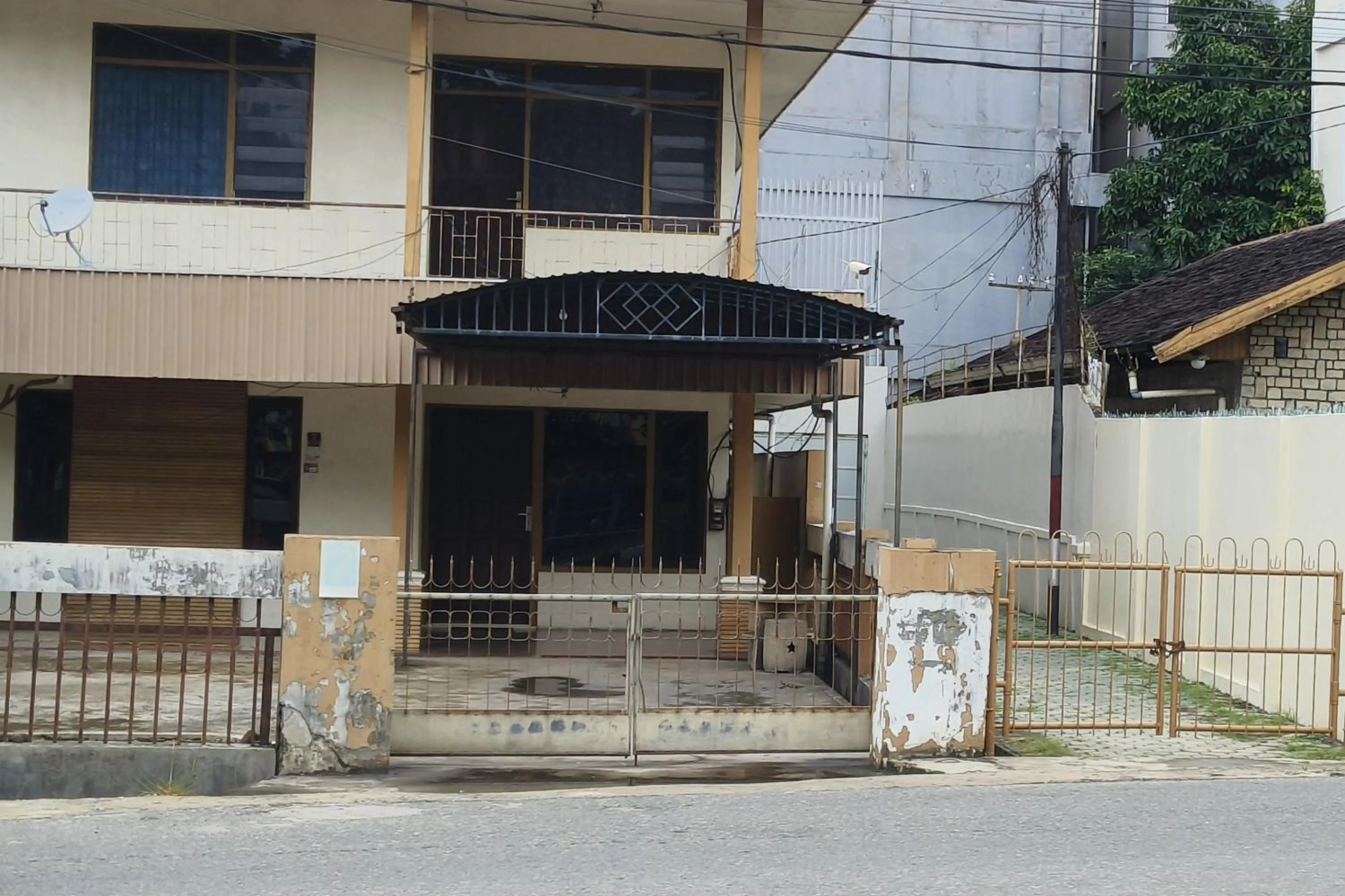 Property building in Hotel O Penginapan Laras PaminggirNearPesona Alam Seafood Pink Mira