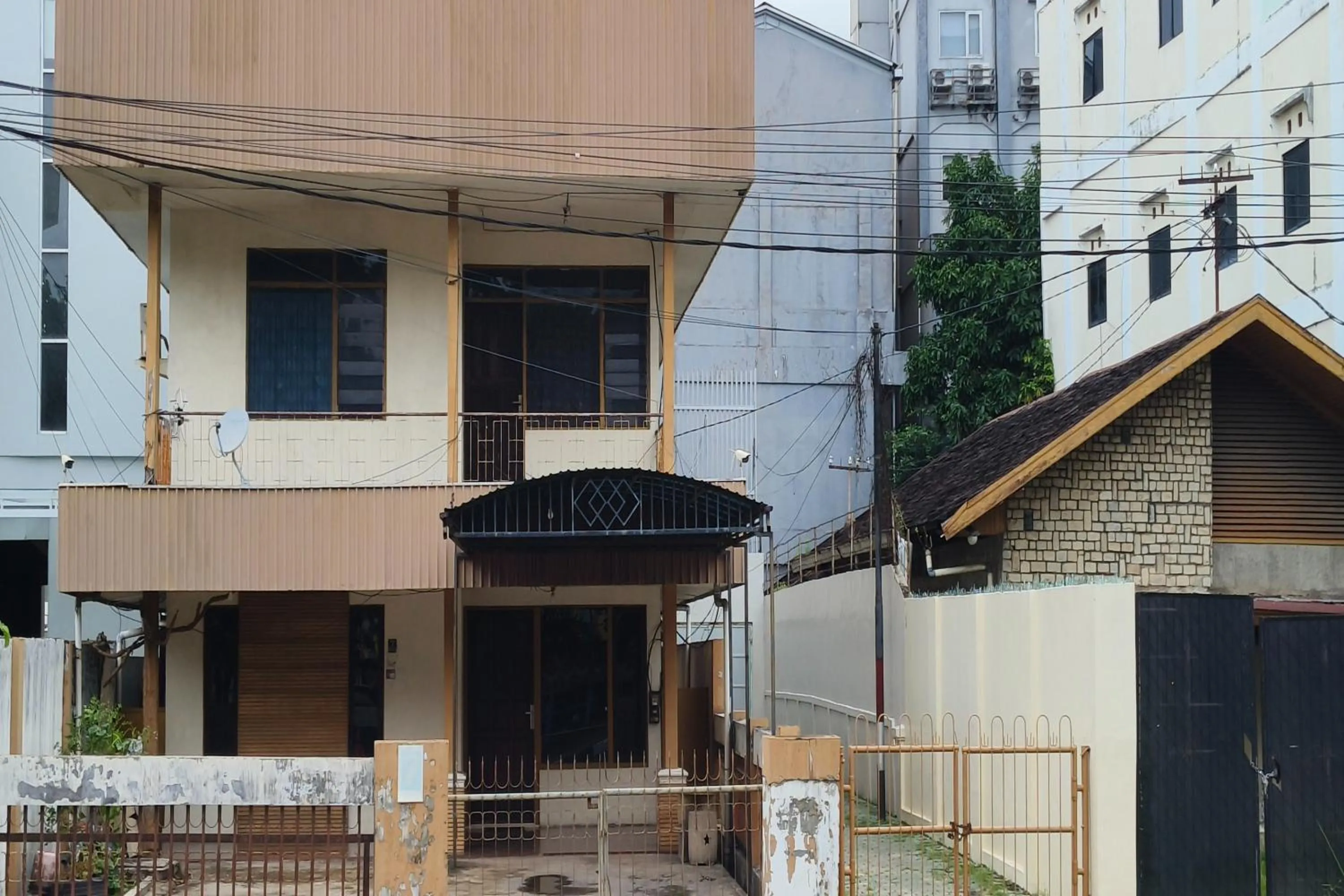 Property building in Hotel O Penginapan Laras PaminggirNearPesona Alam Seafood Pink Mira