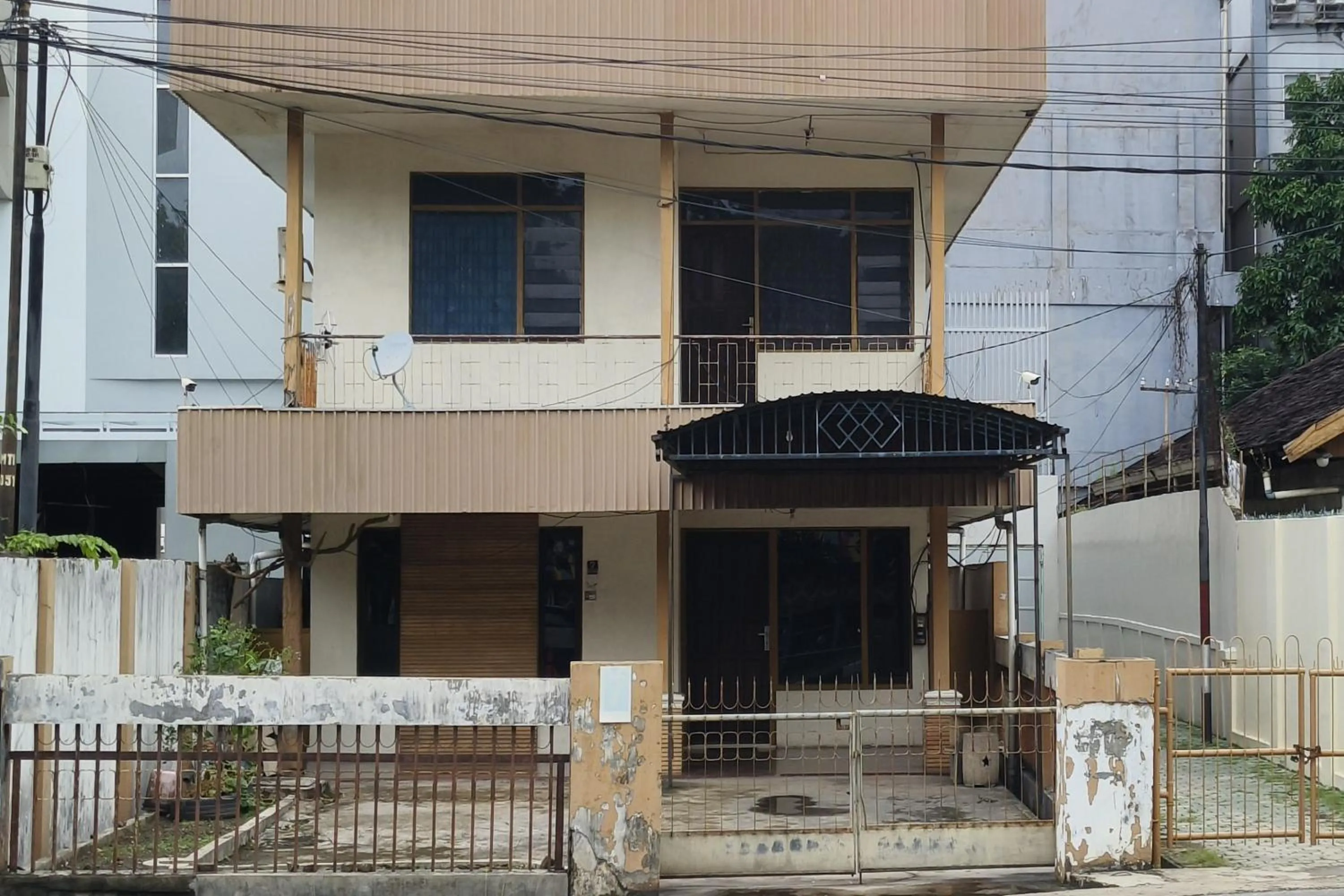 Property building in Hotel O Penginapan Laras PaminggirNearPesona Alam Seafood Pink Mira