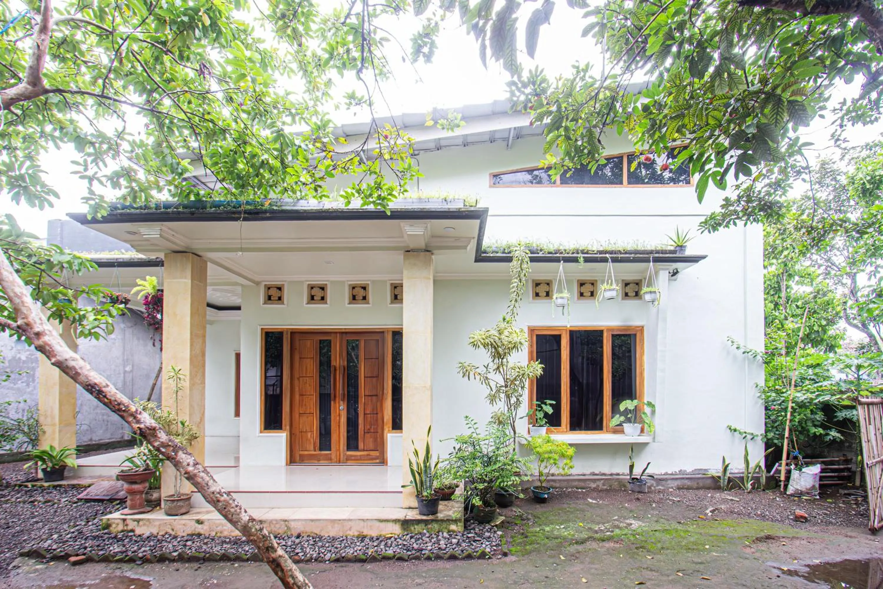 Facade/entrance in Hotel O Kebun Manis Homestay Near Lapangan Bola Volly Batu Kumbung