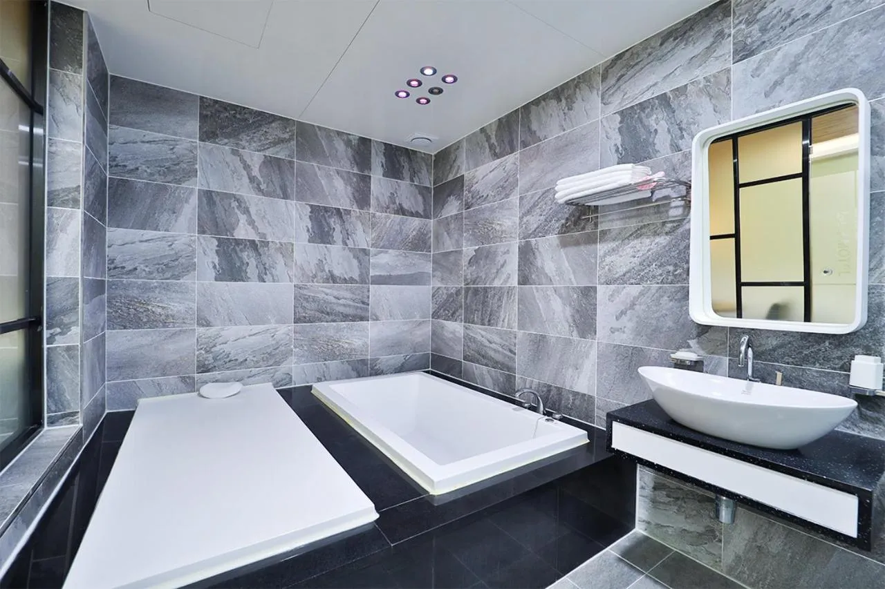 Hot Tub, Bed in G&G Hotel