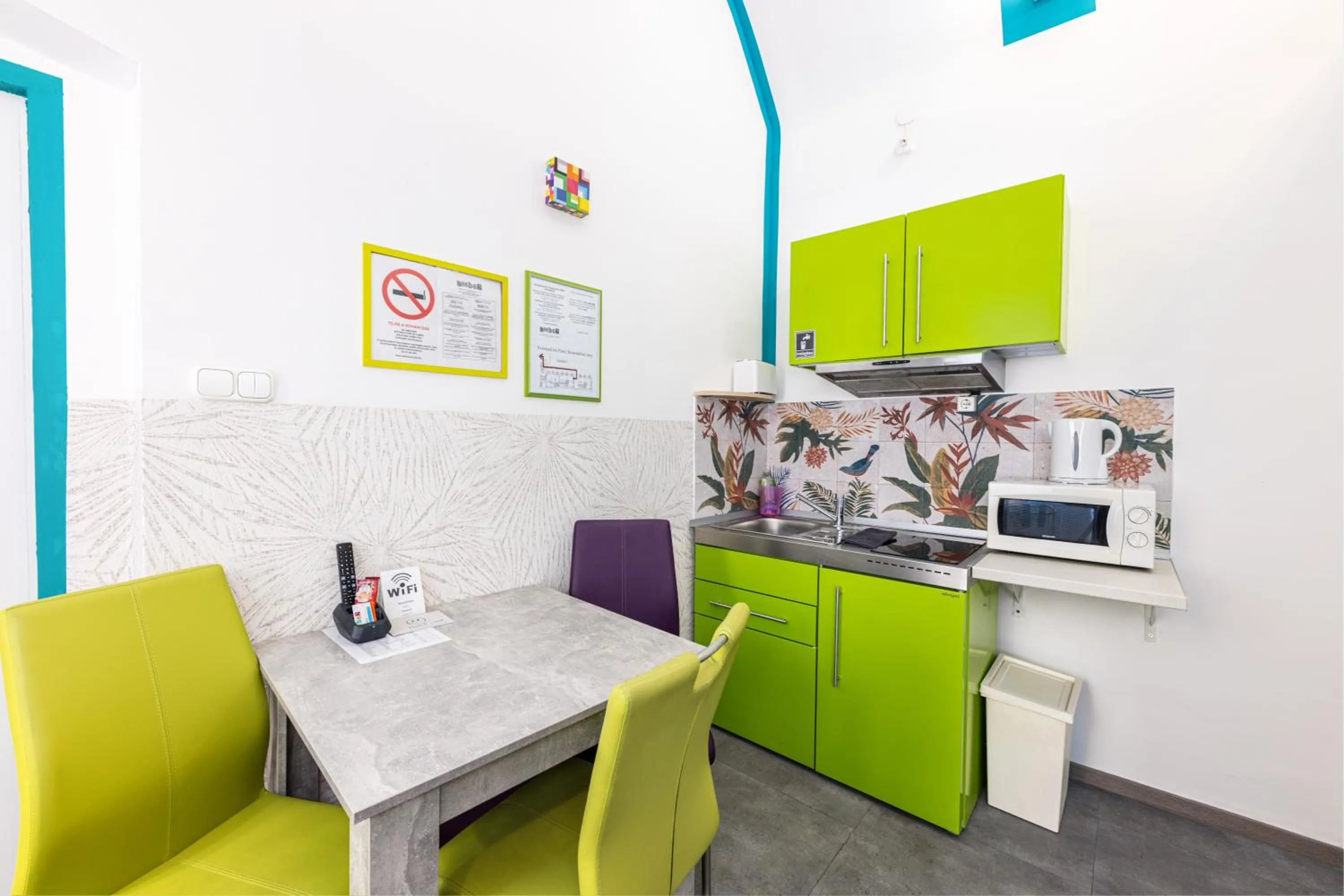 Seating area in Amber Gardenview Studios Downtown