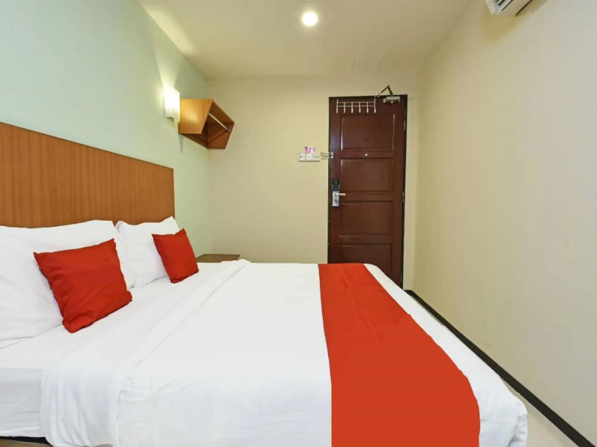 Photo of the whole room, Bed in MRC Hotel Melaka Raya