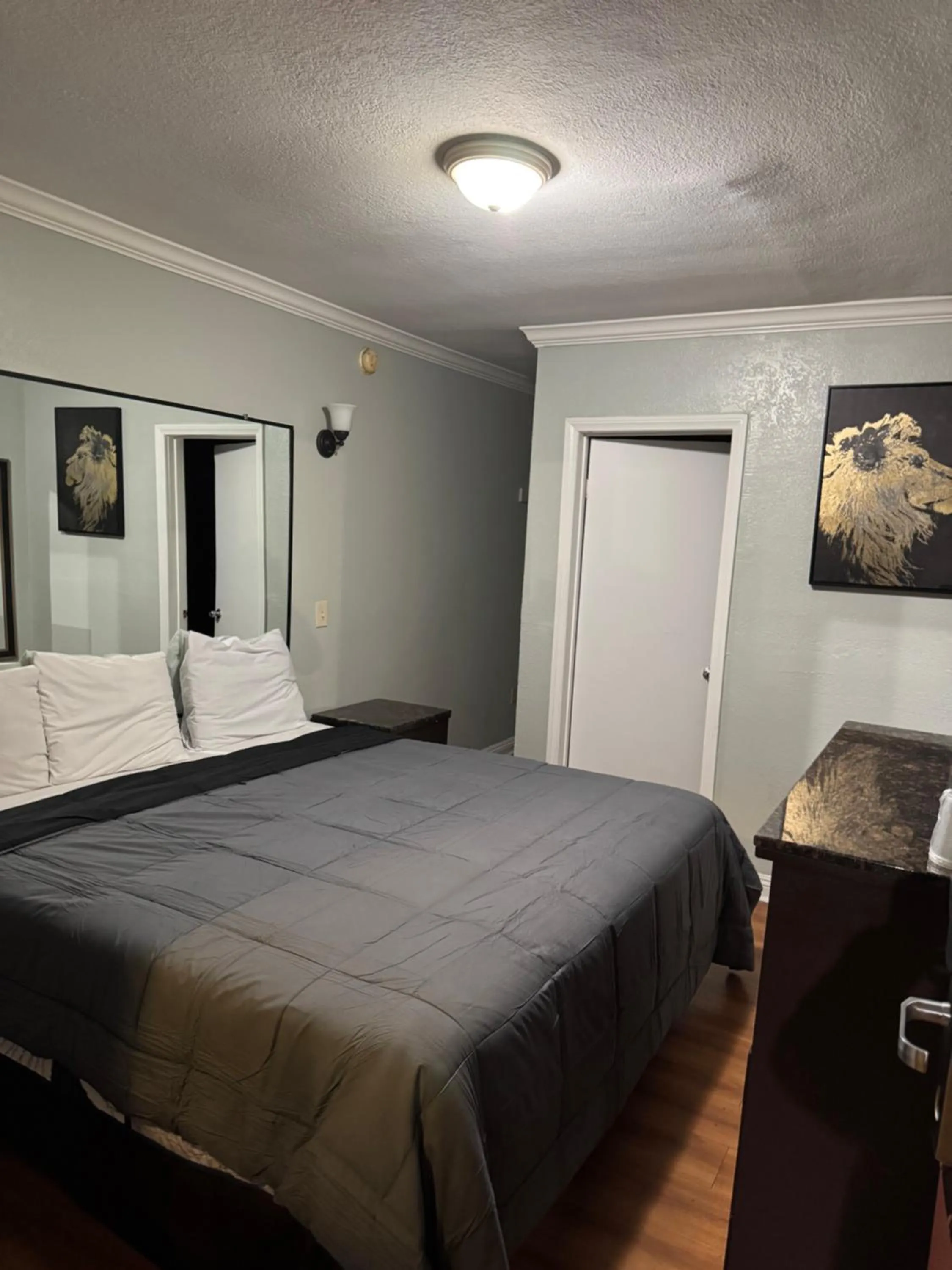 Bed in La Cienega Inn Motel