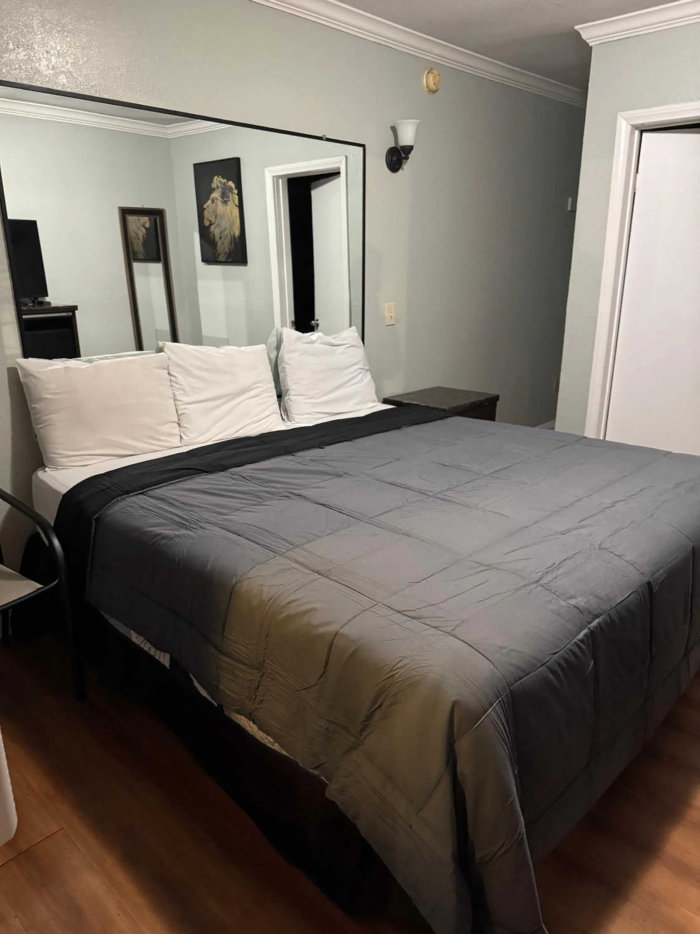 Bed in La Cienega Inn Motel