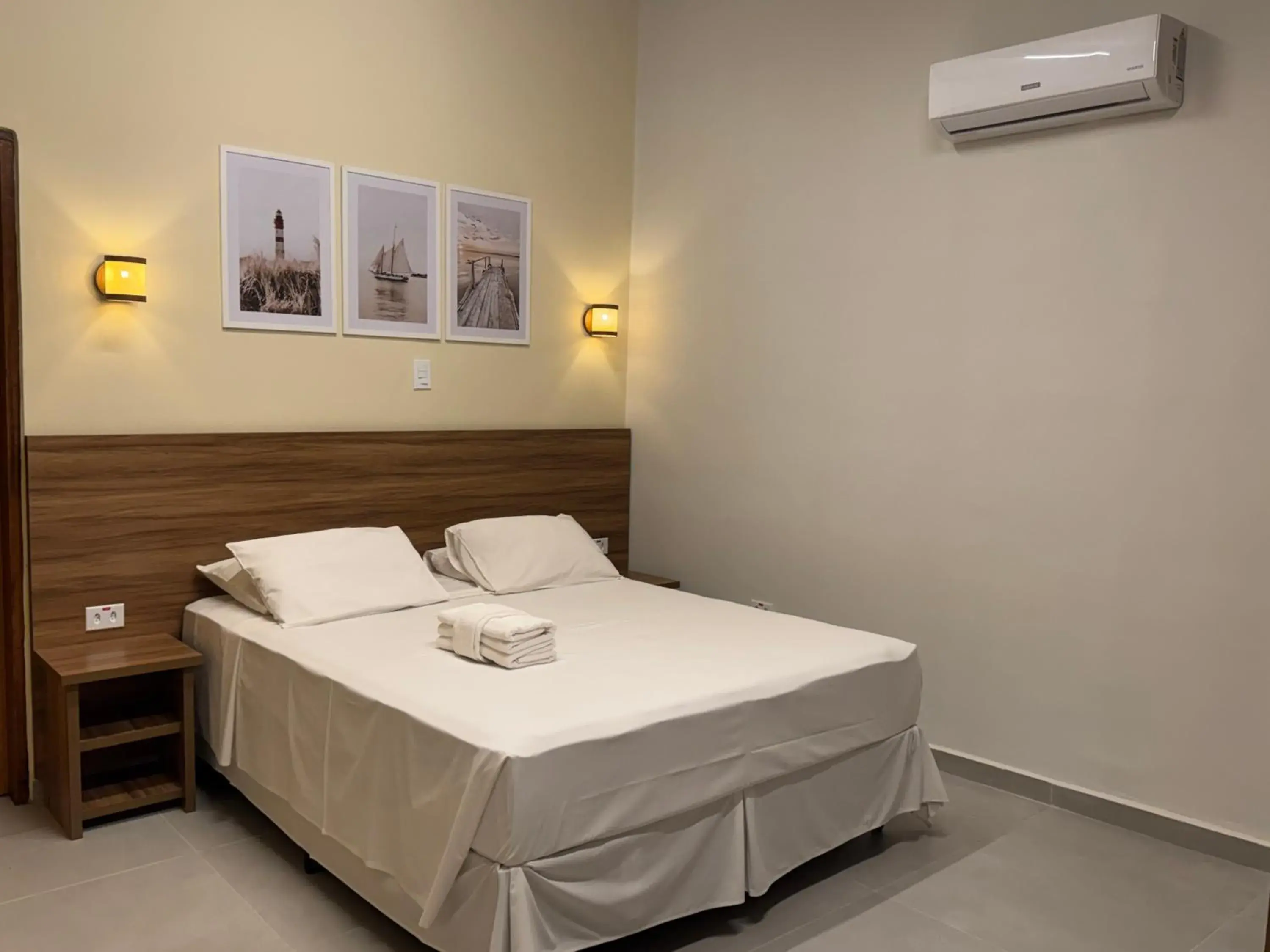 Queen Room - Disability Access in Hotel Roma Queen Room - Disability Access in Hotel Roma