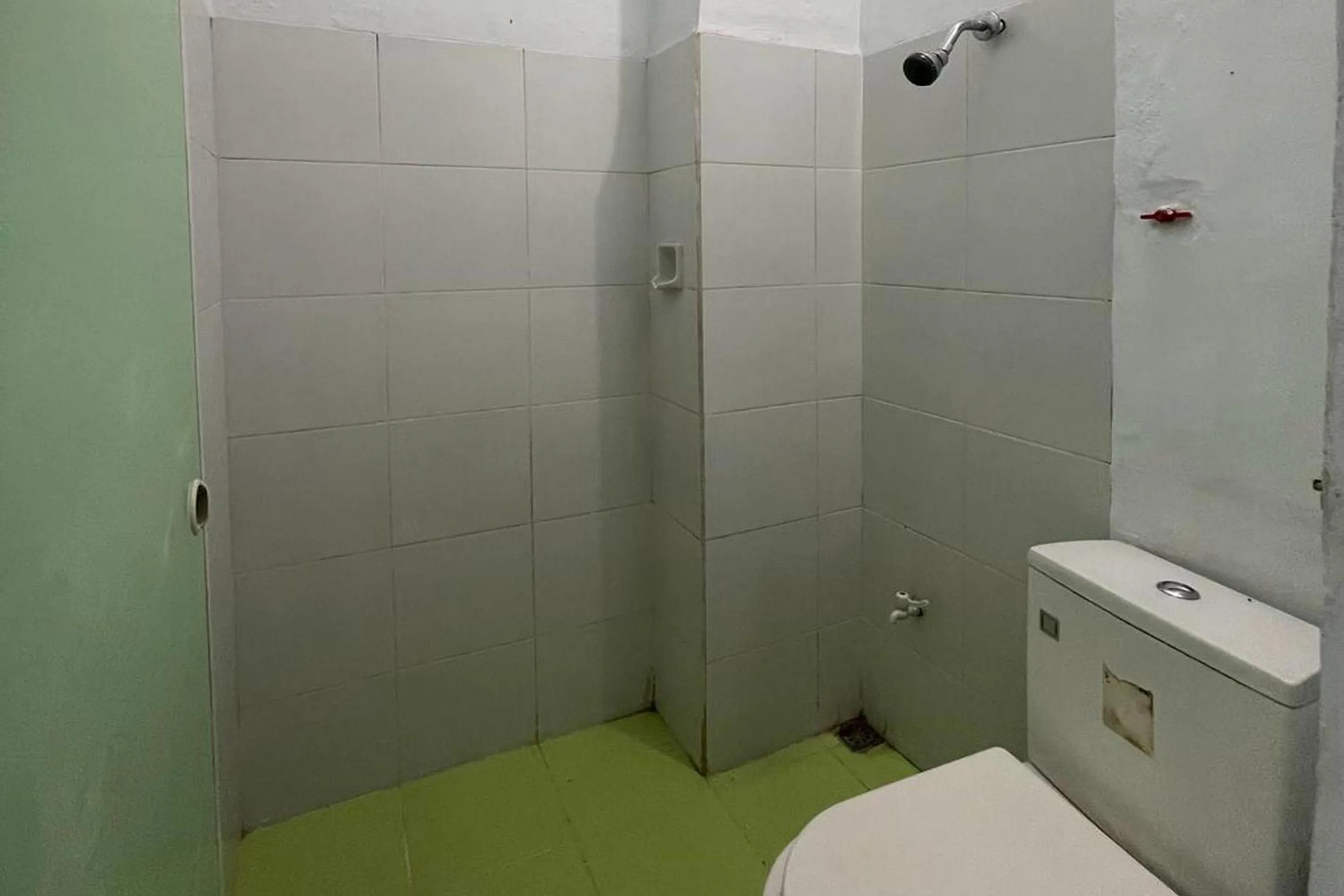Bathroom in Hotel O Saril Riverside HomestayNearLapangan Musara Alun