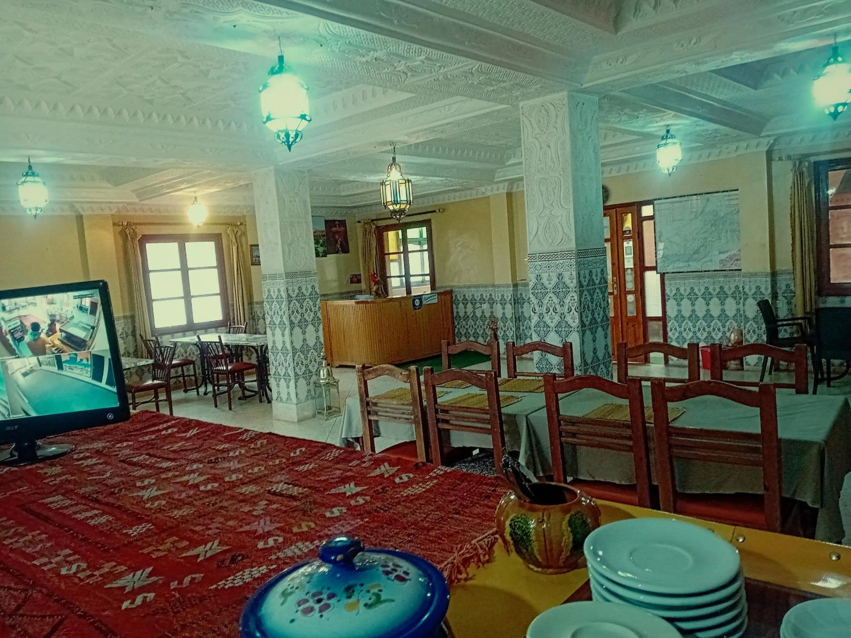 Restaurant/places to eat in Hotel Almanader