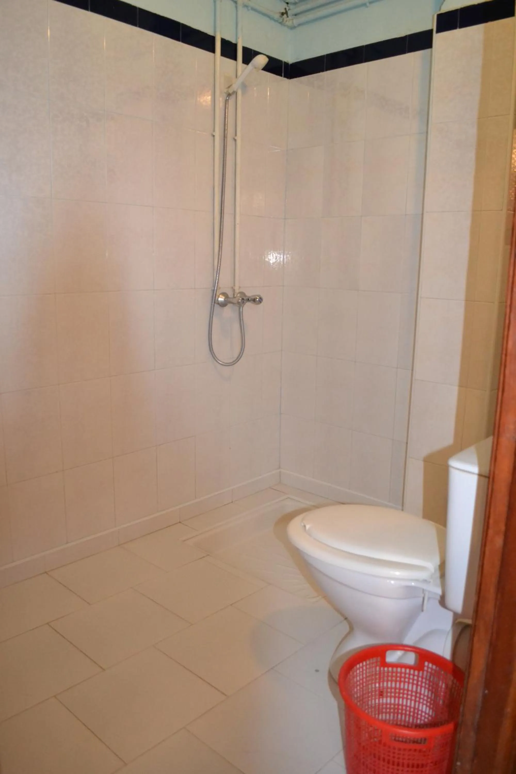 Shower in Hotel Almanader