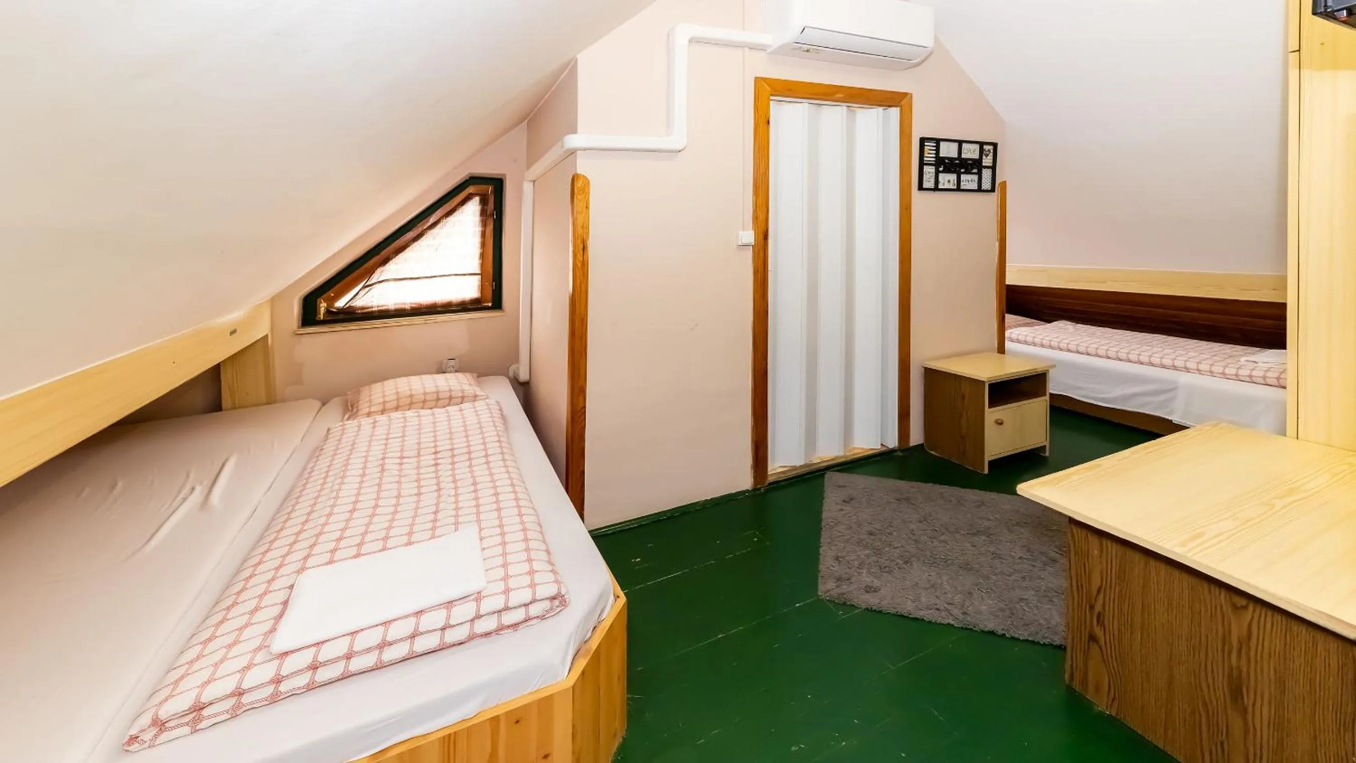 Photo of the whole room in Csillagtúra Panzió