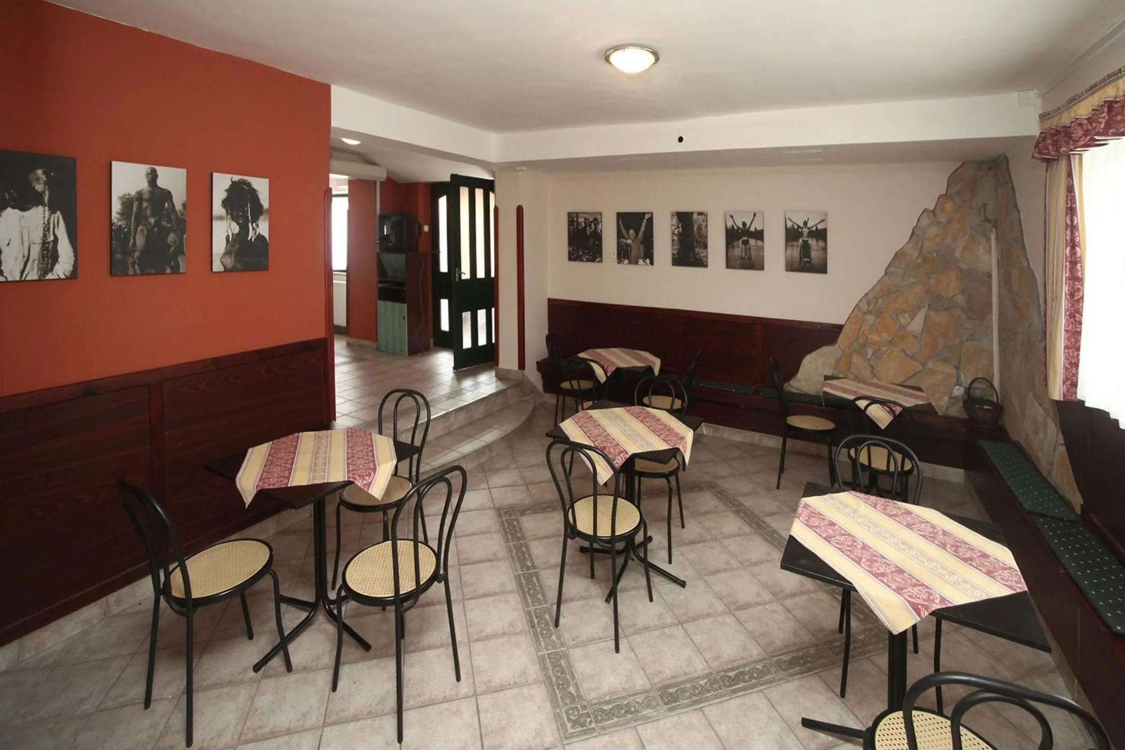 Communal lounge/ TV room, Restaurant/Places to Eat in Csillagtúra Panzió