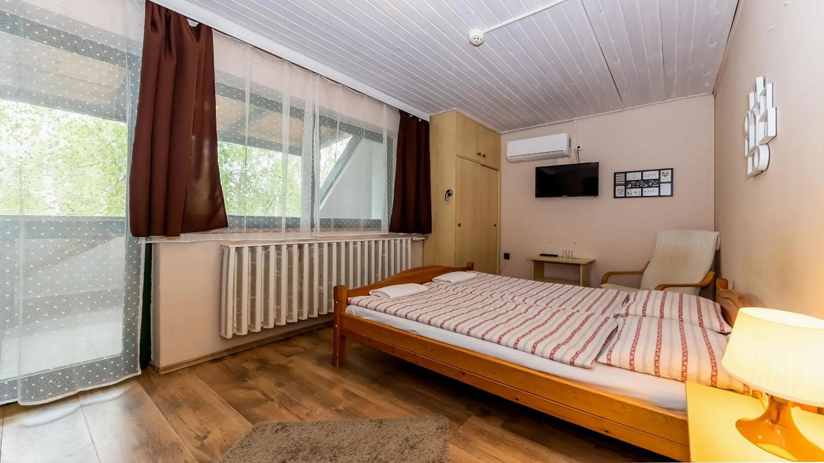 Photo of the whole room in Csillagtúra Panzió