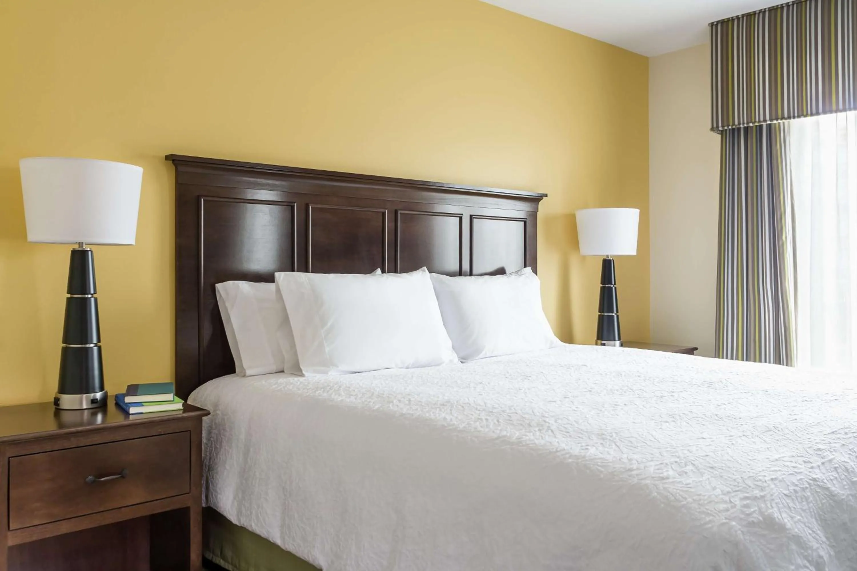 Bed in Hampton Inn & Suites Philadelphia Montgomeryville