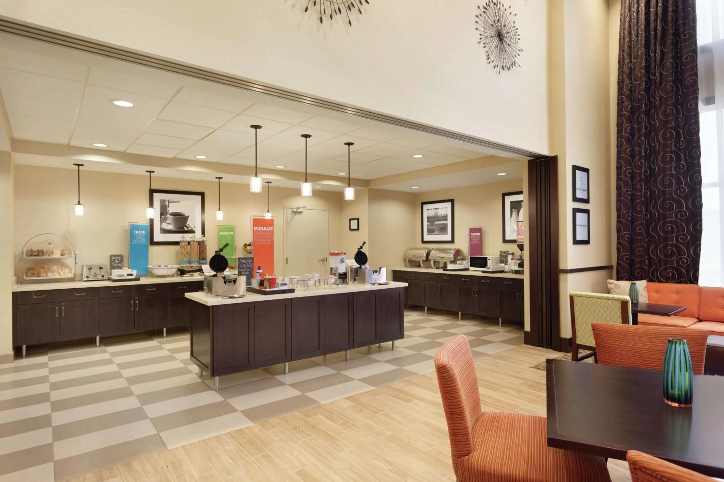 Dining area in Hampton Inn & Suites Philadelphia Montgomeryville