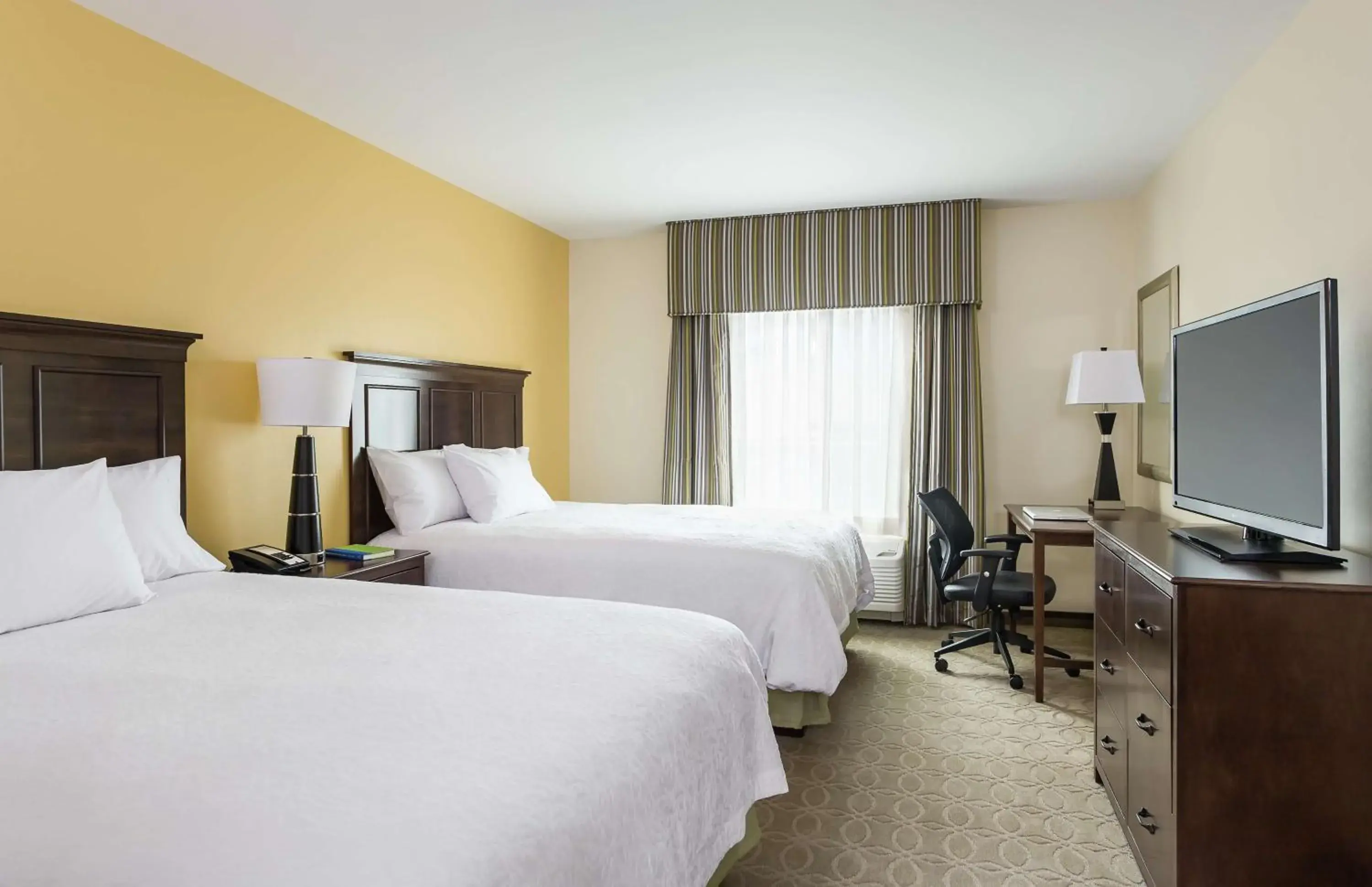 Bed in Hampton Inn & Suites Philadelphia Montgomeryville Bed in Hampton Inn & Suites Philadelphia Montgomeryville