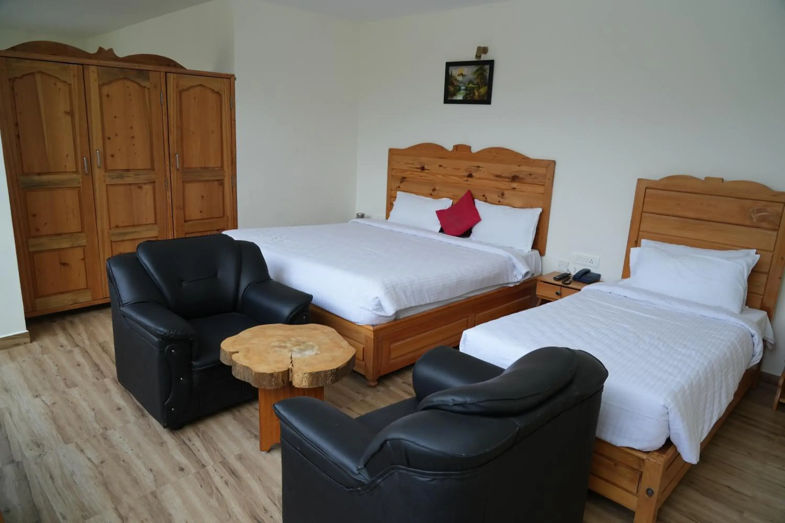 Luxury Quadruple Room in Hotel Vetrivel by Brown Tree Luxury Quadruple Room in Hotel Vetrivel by Brown Tree
