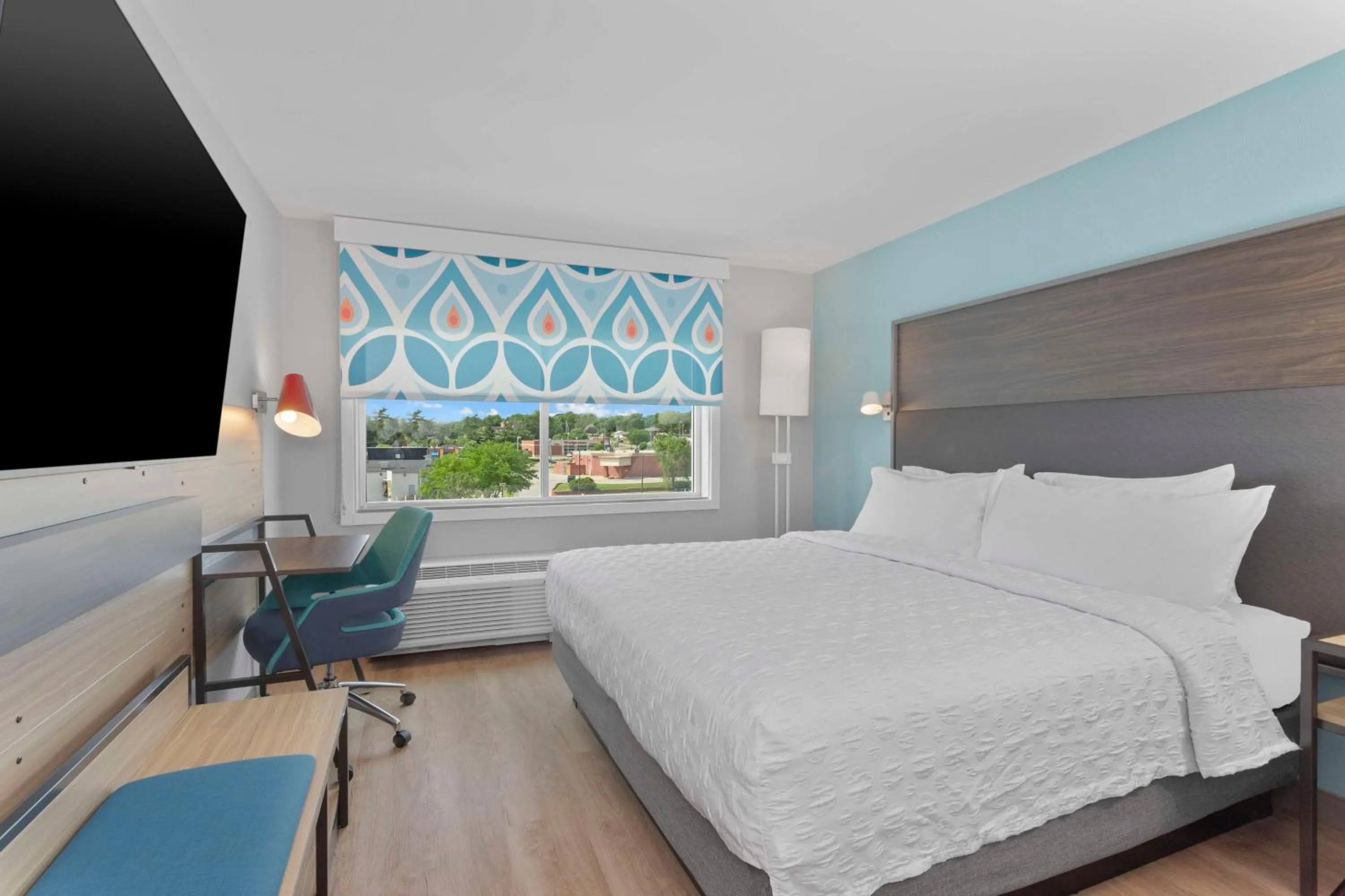 Bedroom, Bed in Tru By Hilton Lincoln East