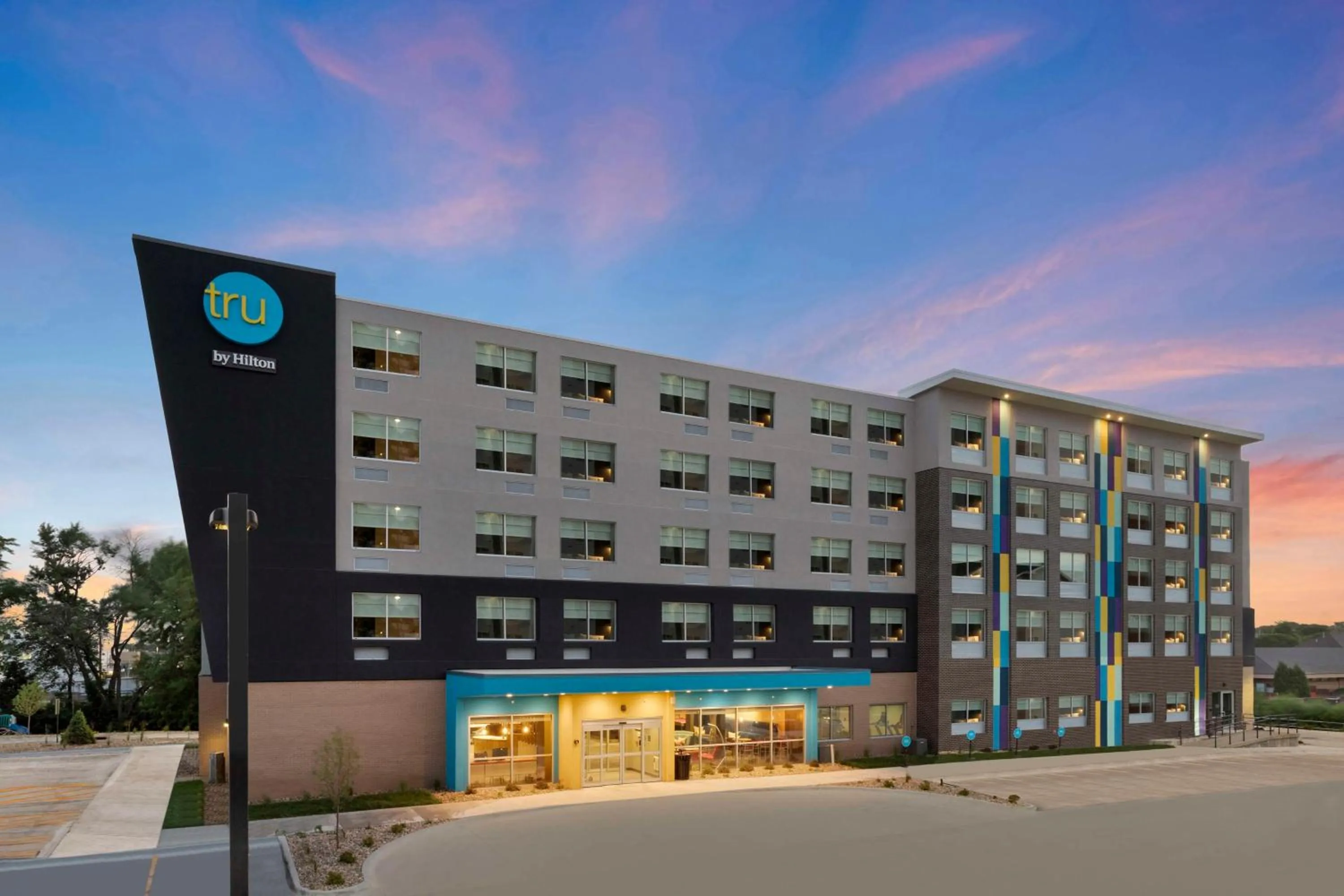 Property building in Tru By Hilton Lincoln East