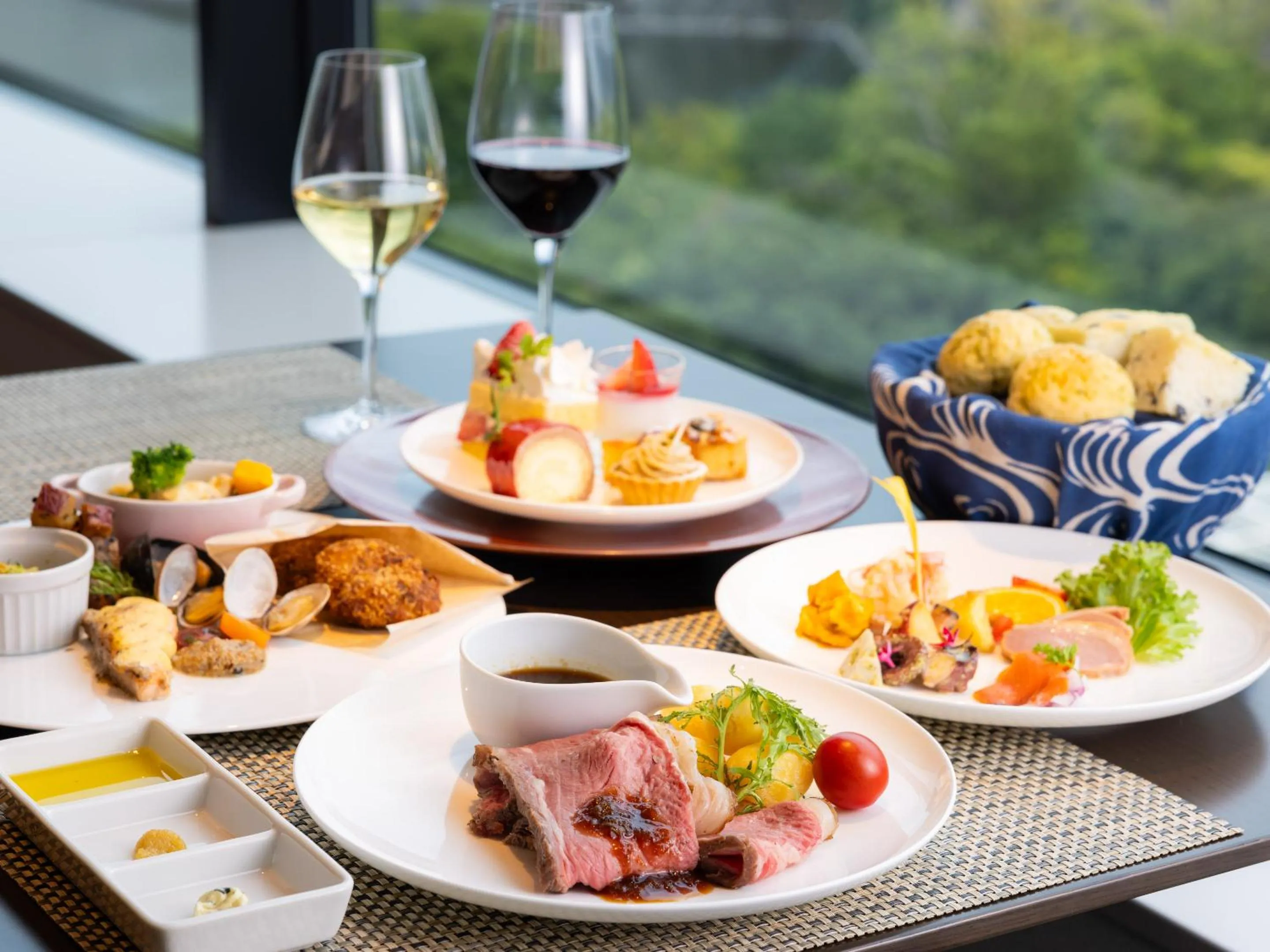 Restaurant/places to eat in DoubleTree by Hilton Osaka Castle