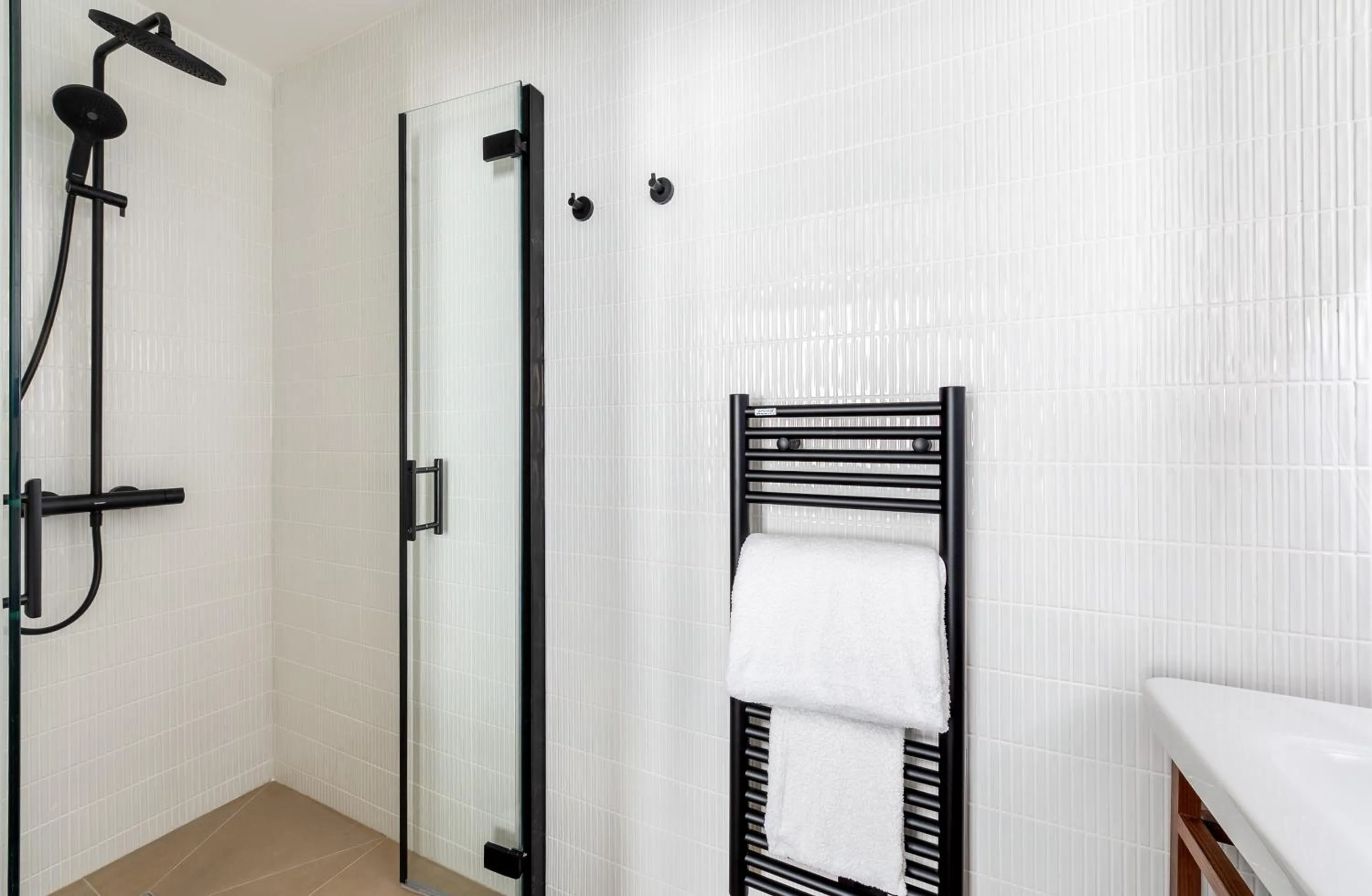 Shower, Bed in Makom Montmartre