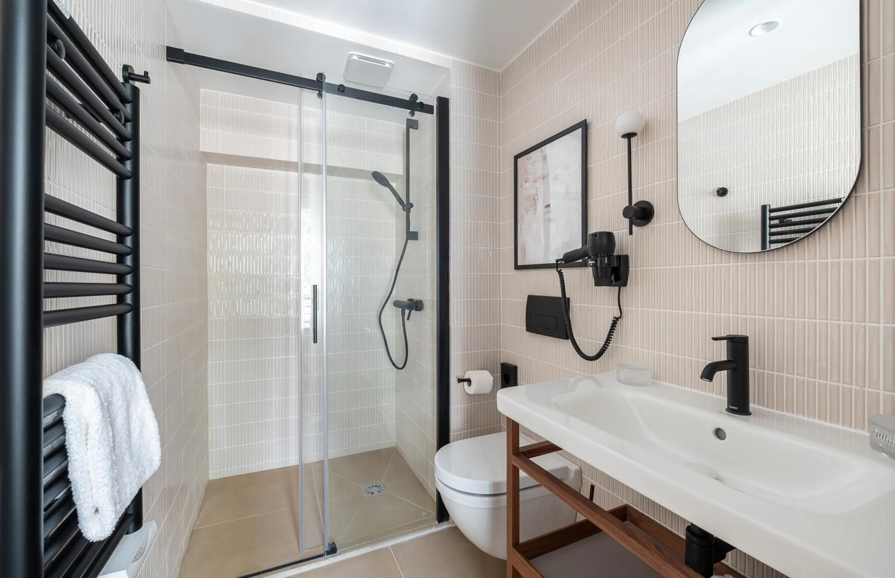 Shower in Makom Montmartre