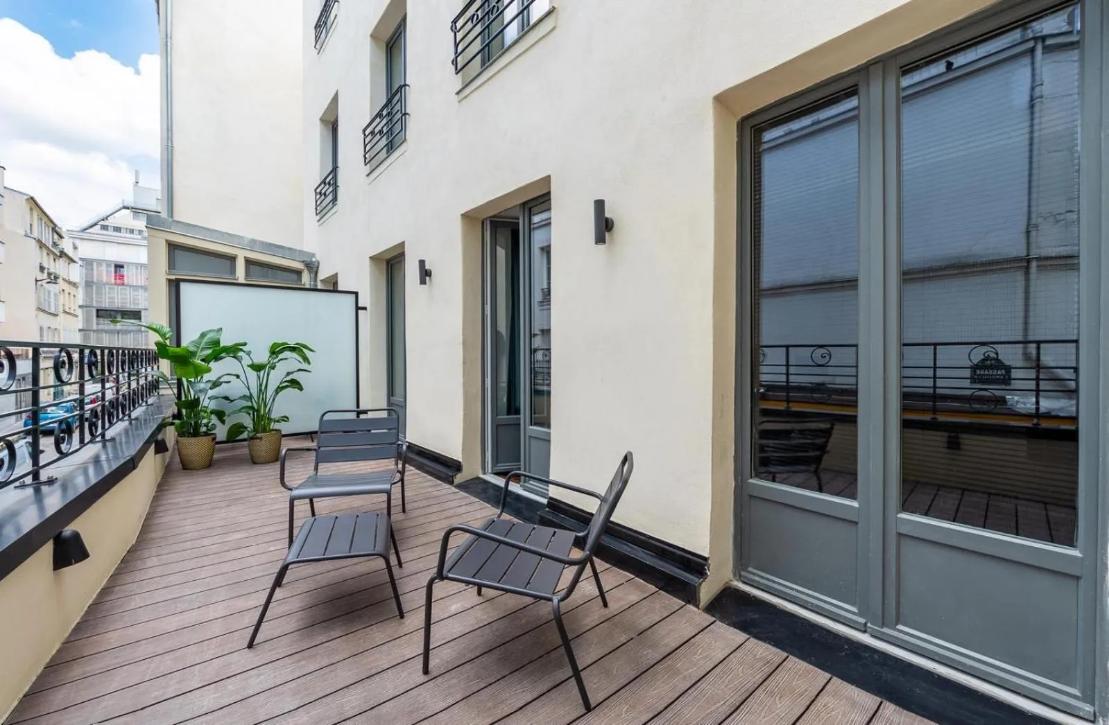 Property building in Makom Montmartre