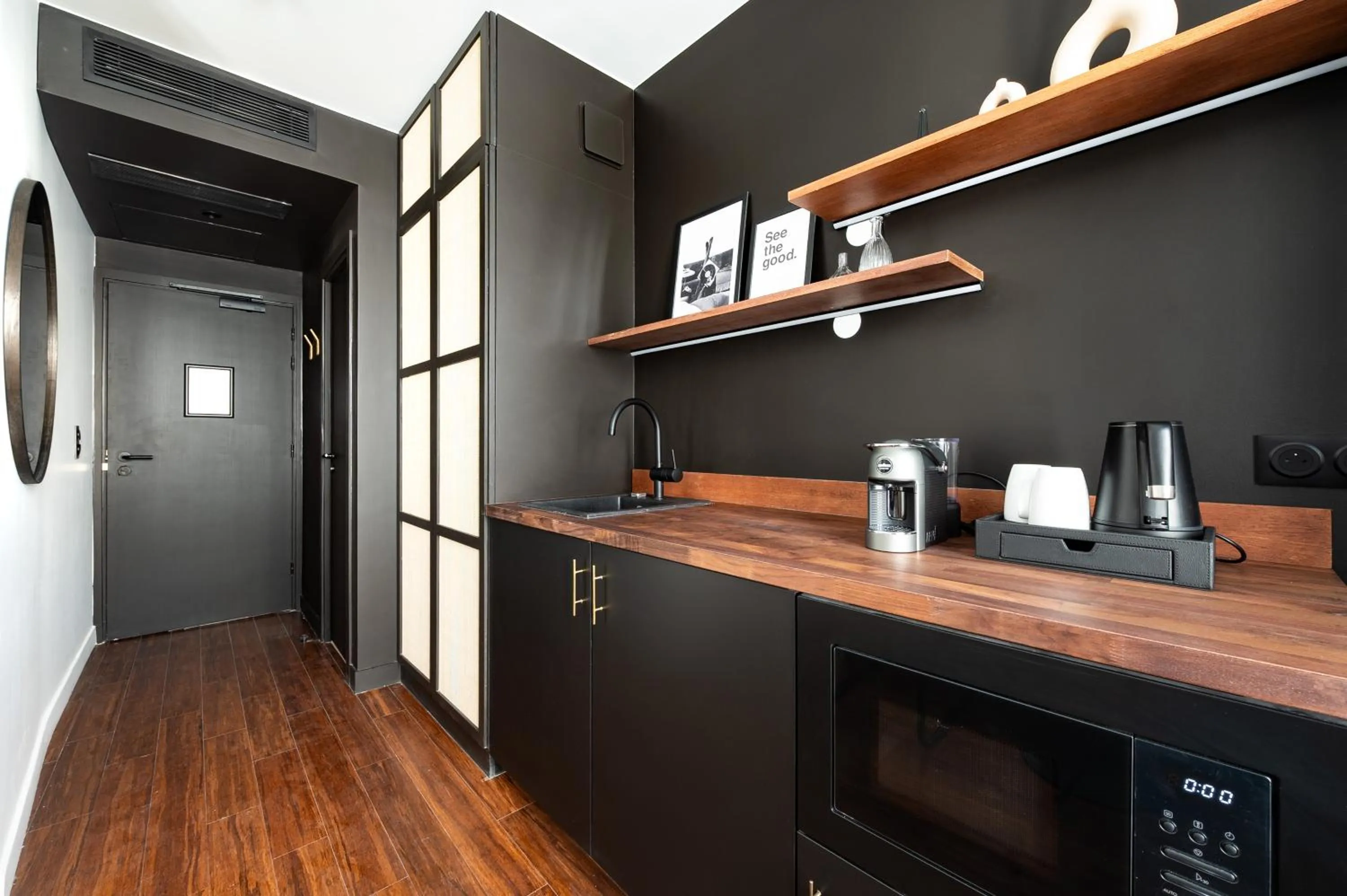 Coffee/tea facilities in Makom Montmartre