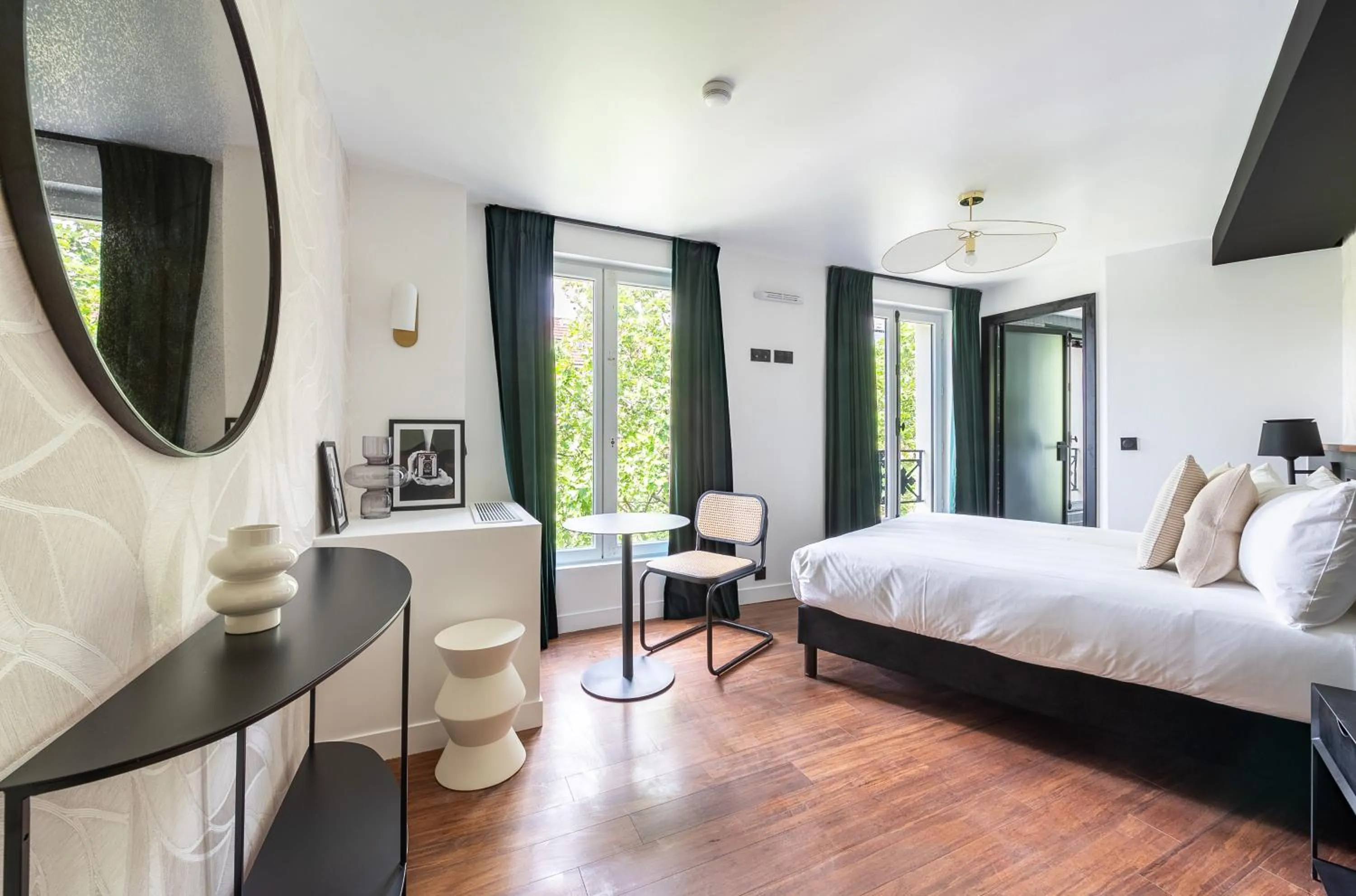 Living room, Bed in Makom Montmartre