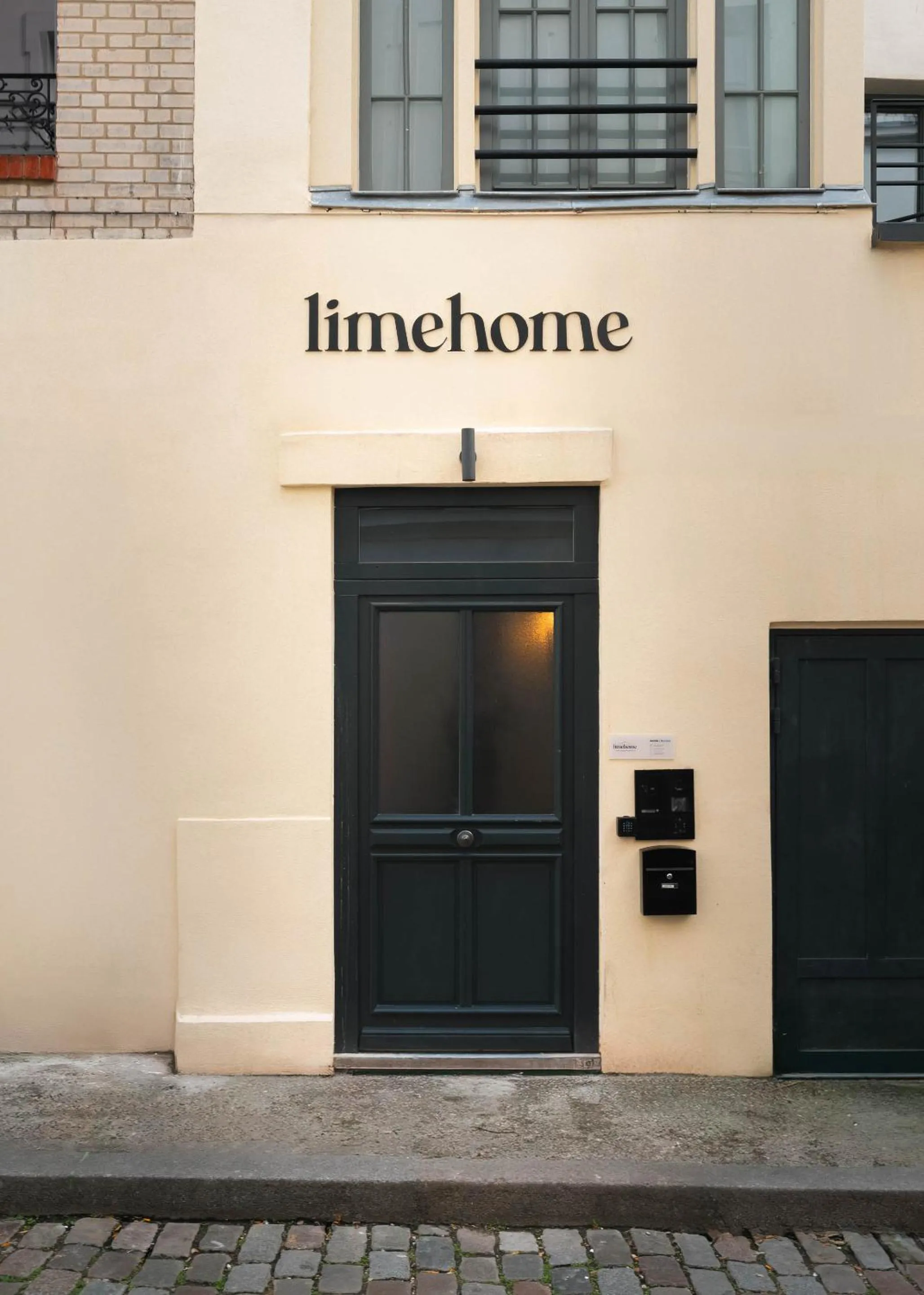Facade/entrance in Limehome Paris Montmartre