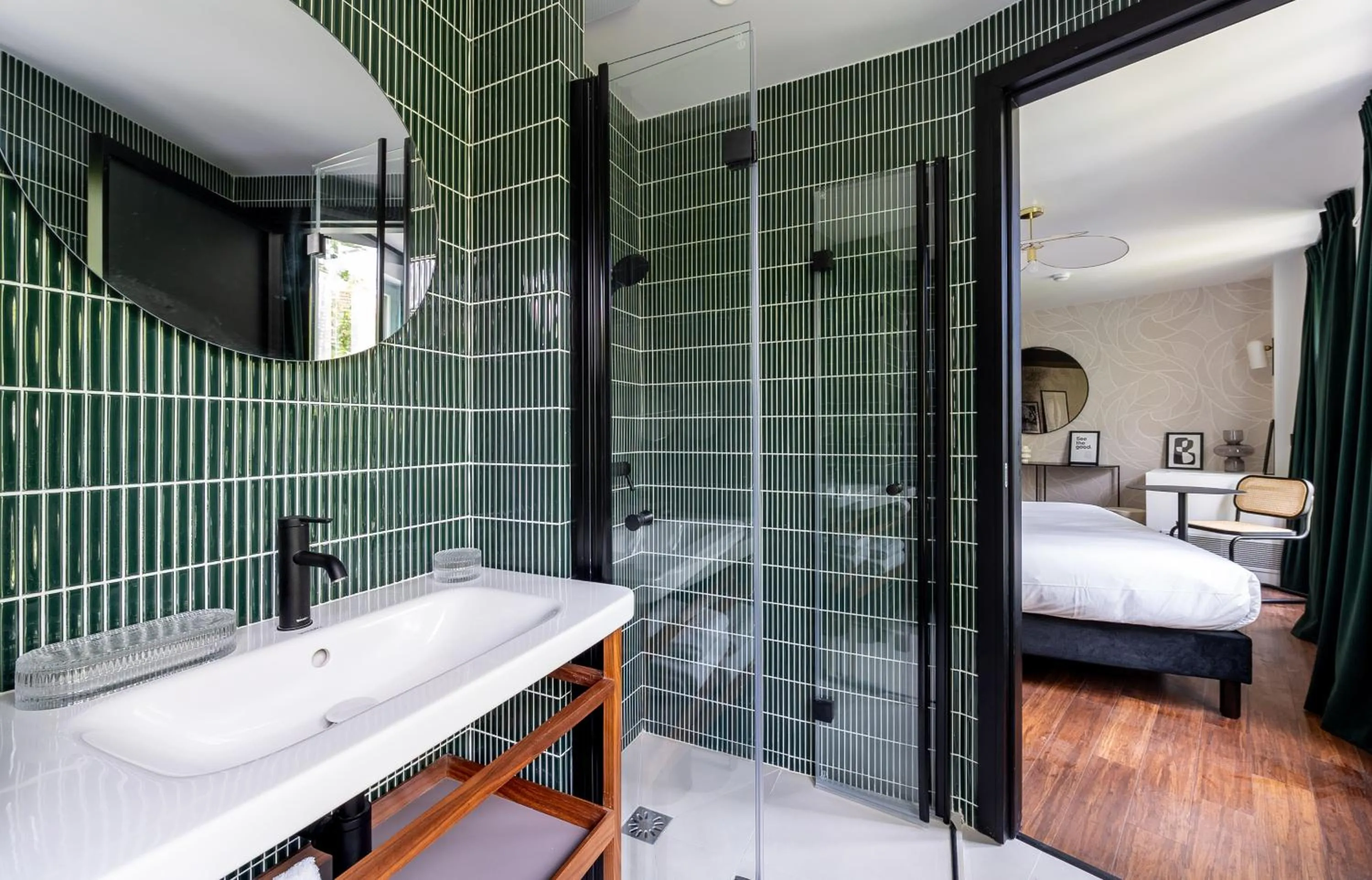 Shower, Bed in Makom Montmartre