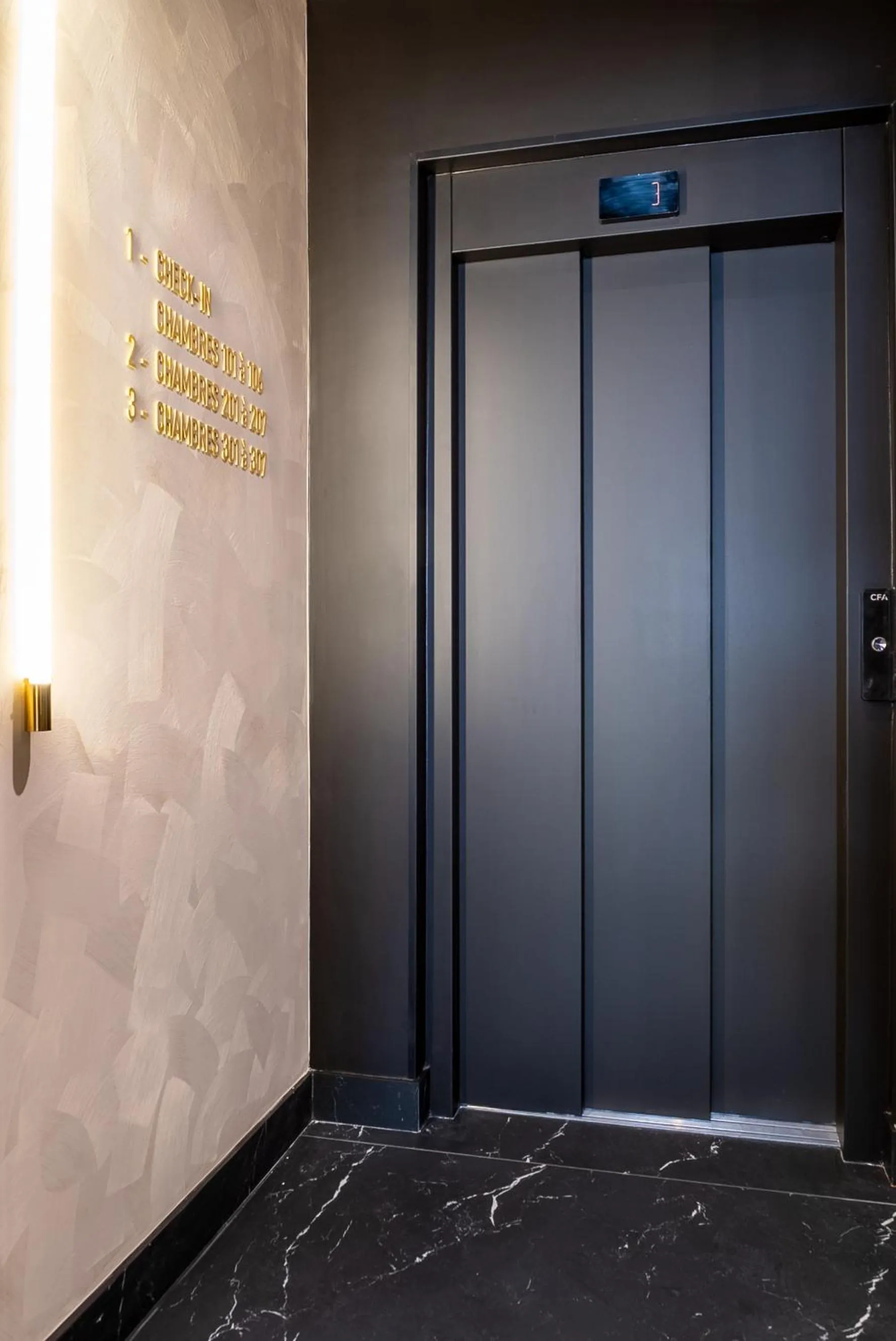 elevator in Makom Montmartre