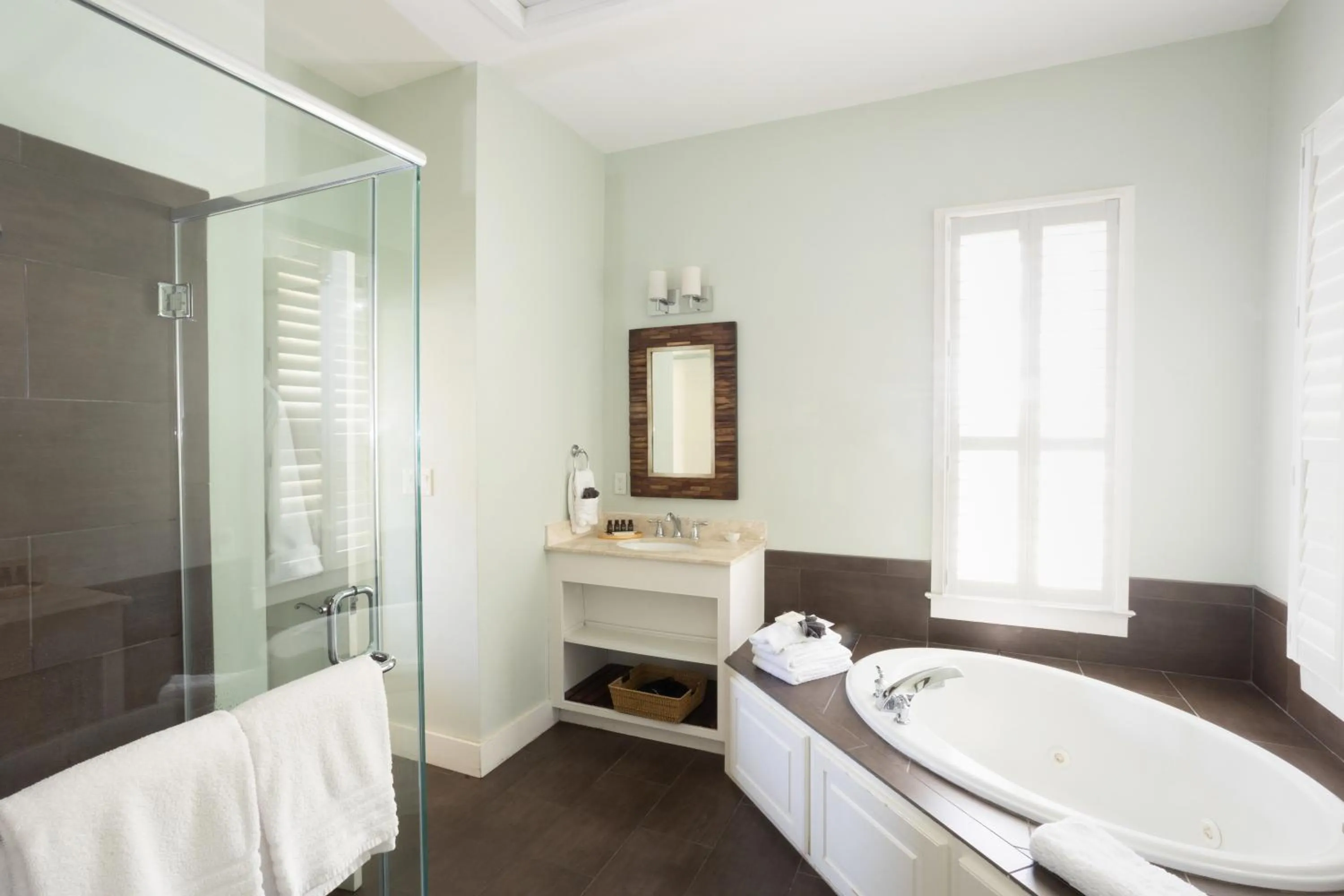 Shower, Bed in The Cottages on Charleston Harbor