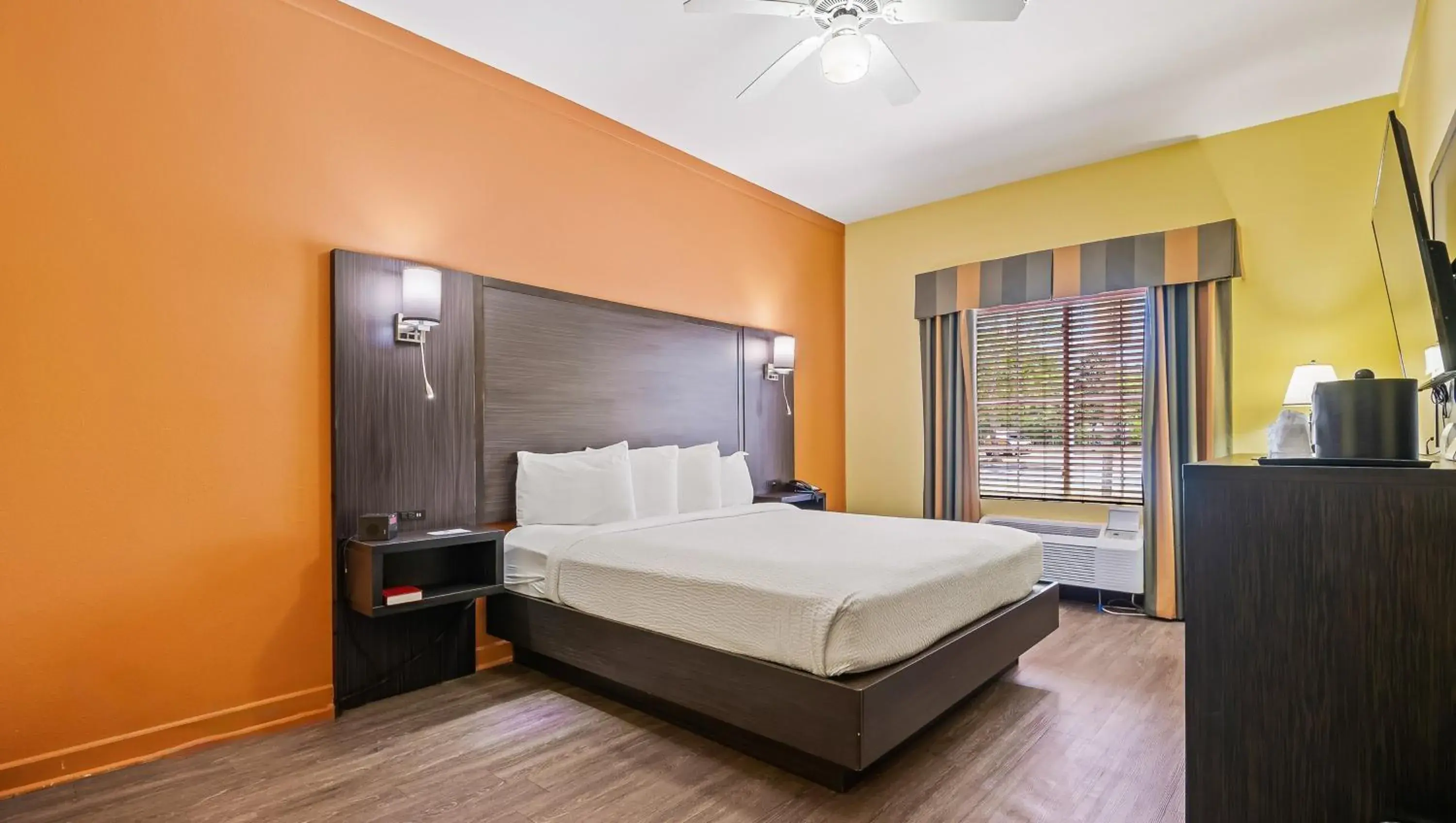 King Room - Disability Access in Wildwood Inn King Room - Disability Access in Wildwood Inn