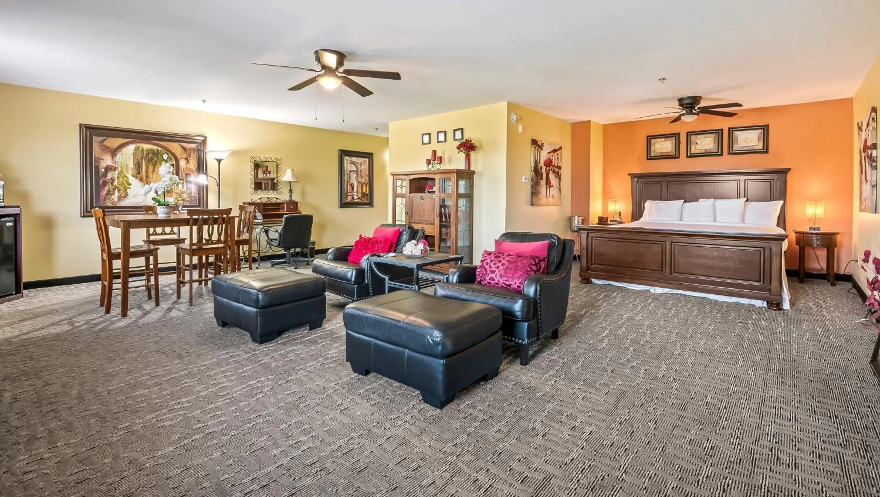 Living room in Wildwood Inn
