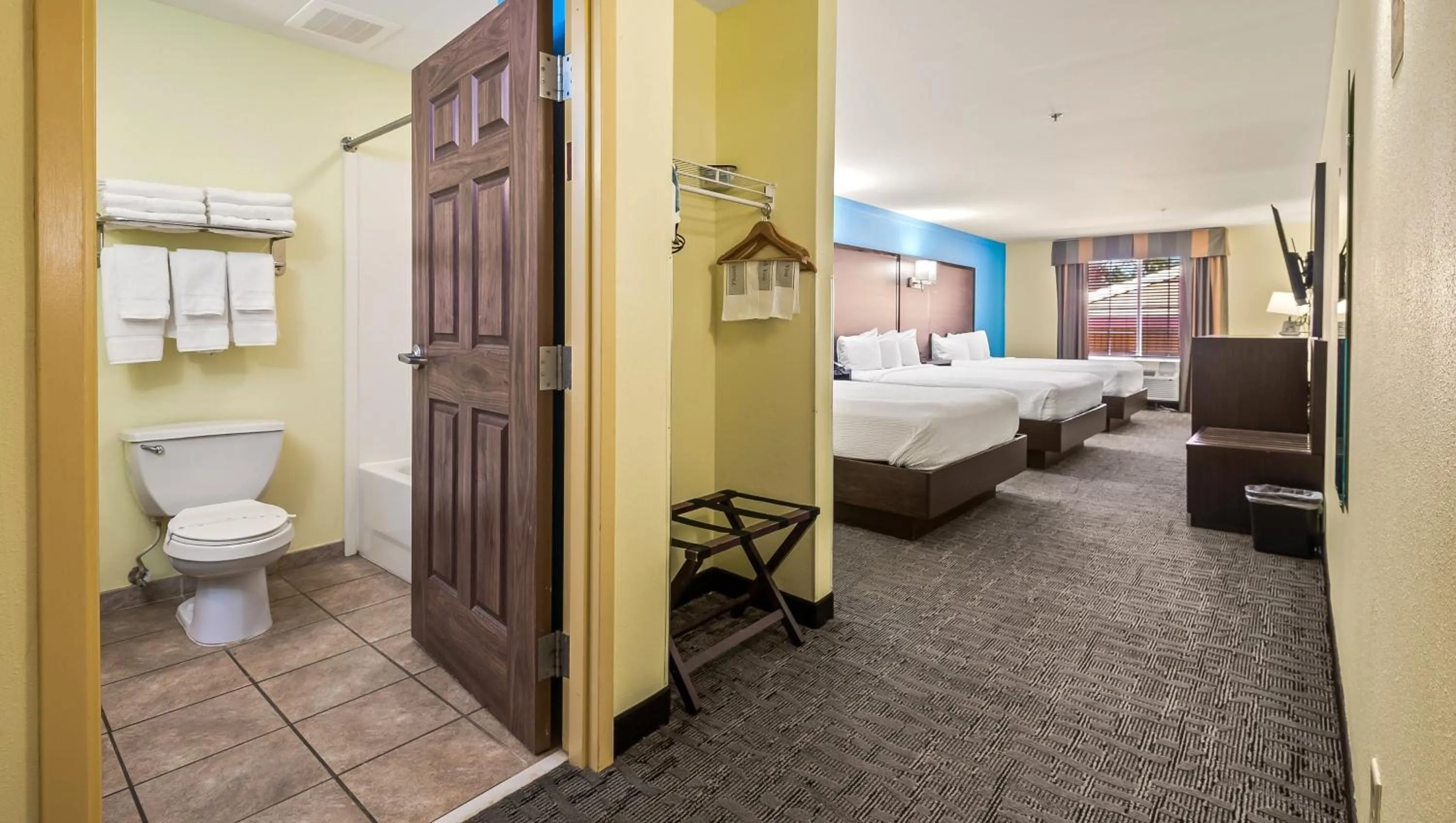 Bathroom, Bed in Wildwood Inn