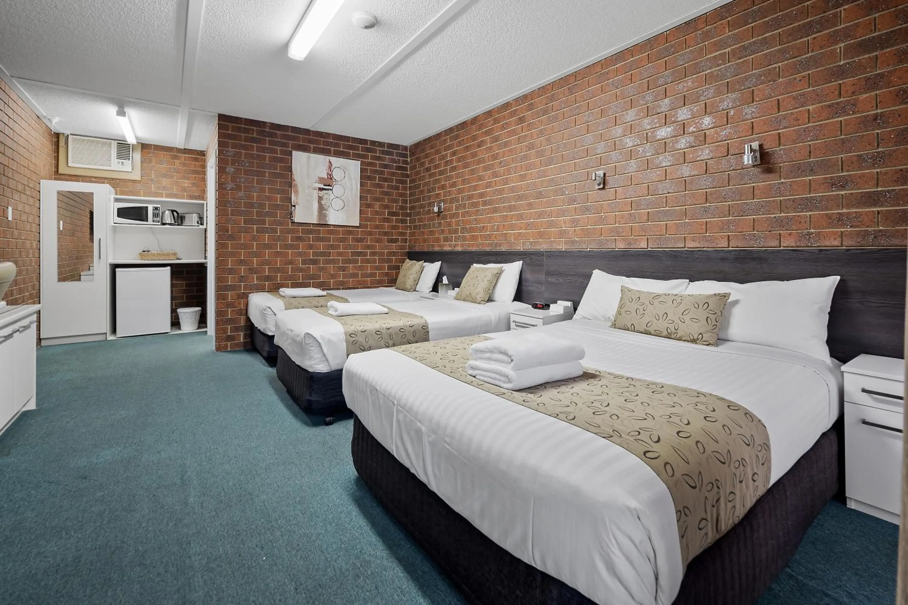 Photo of the whole room, Bed in Healesville Motor Inn