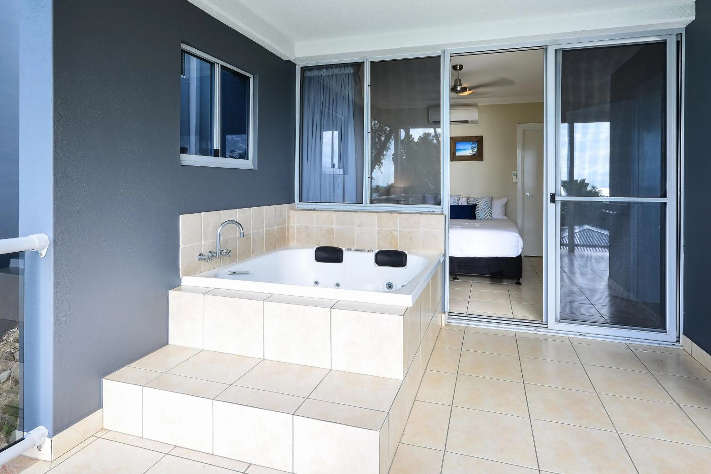 Bath in Blue Water Views on Hamilton Island by HIHA