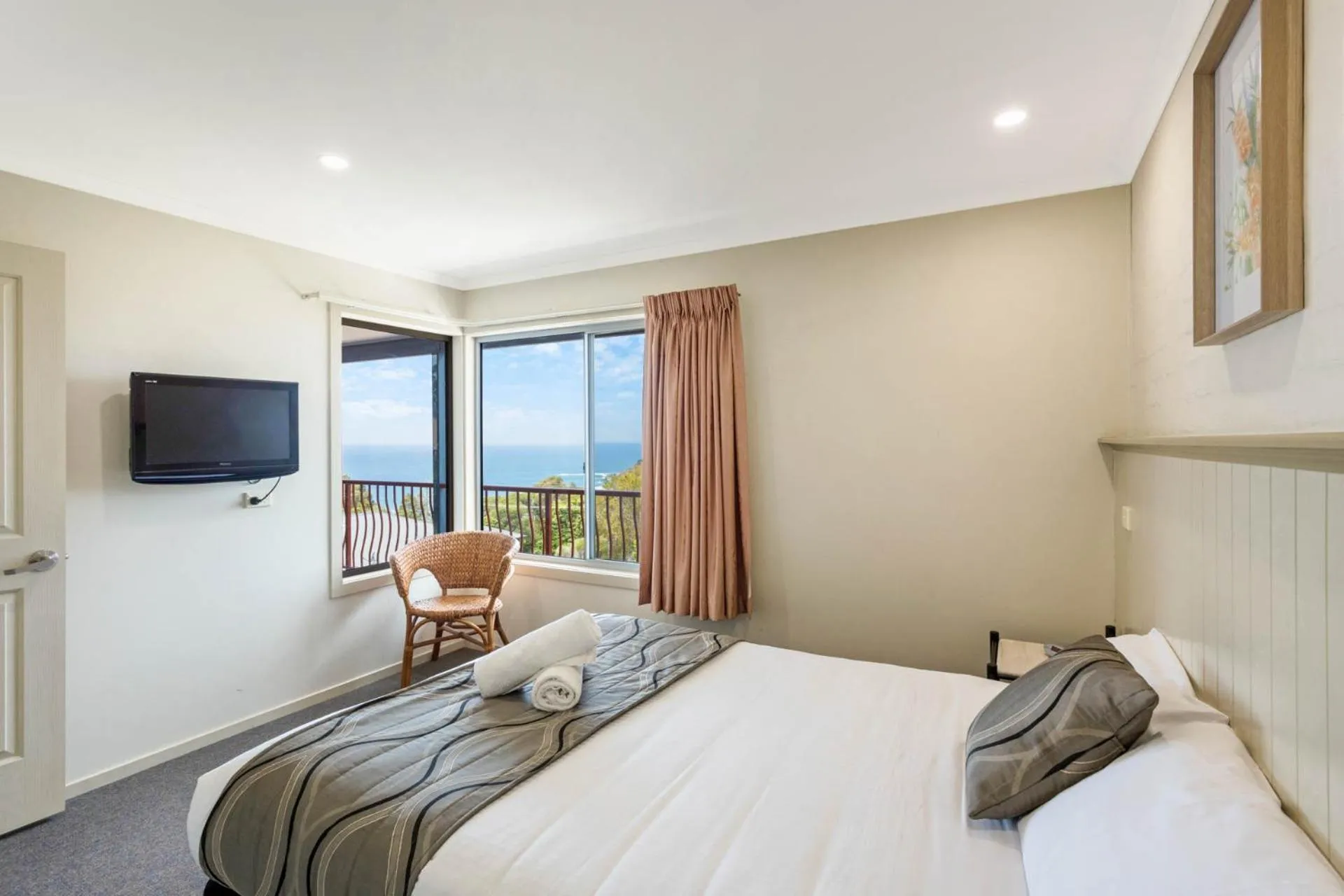 Bed in Heritage House Motel & Units