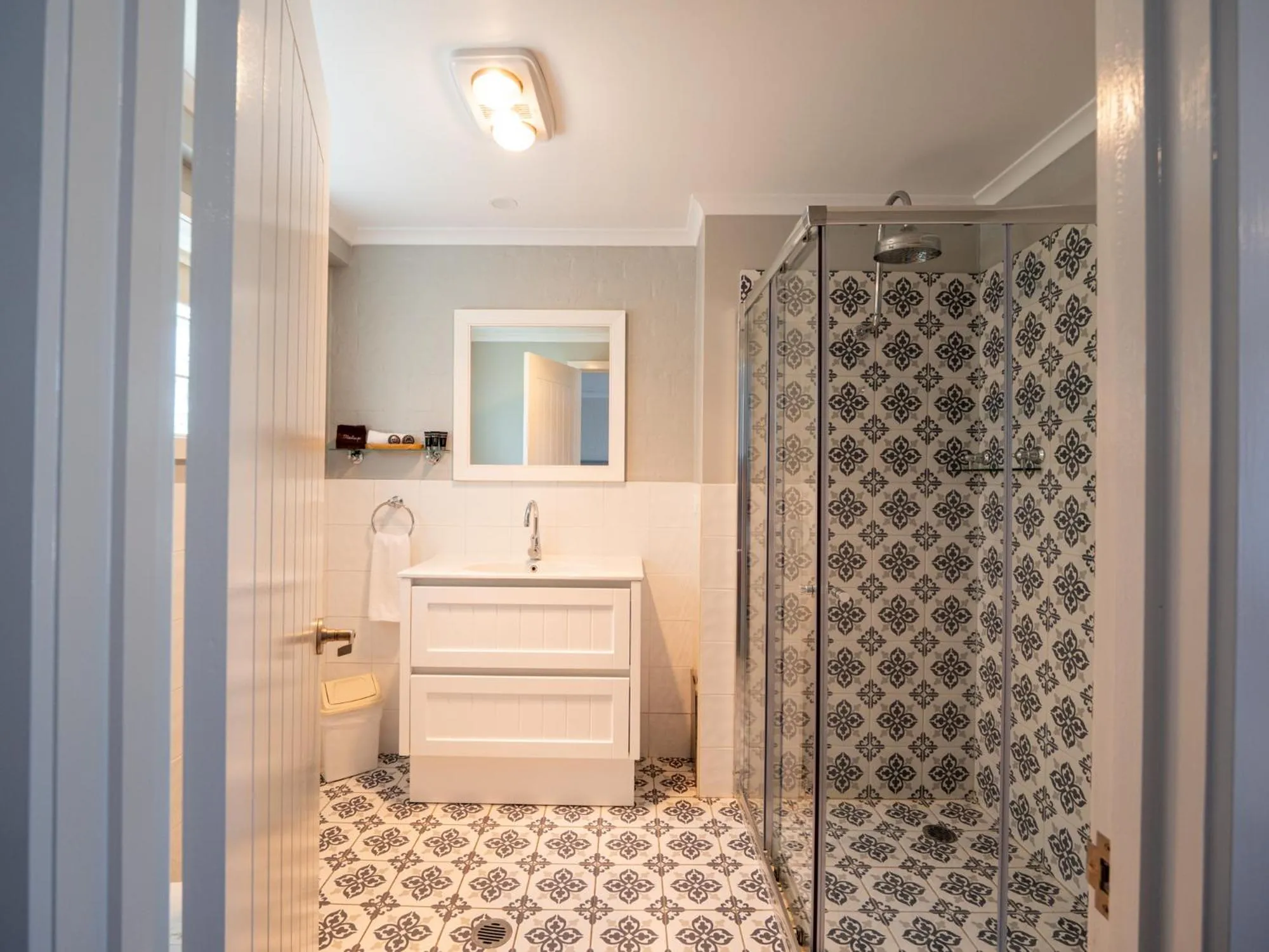 Heritage House Motel & Units