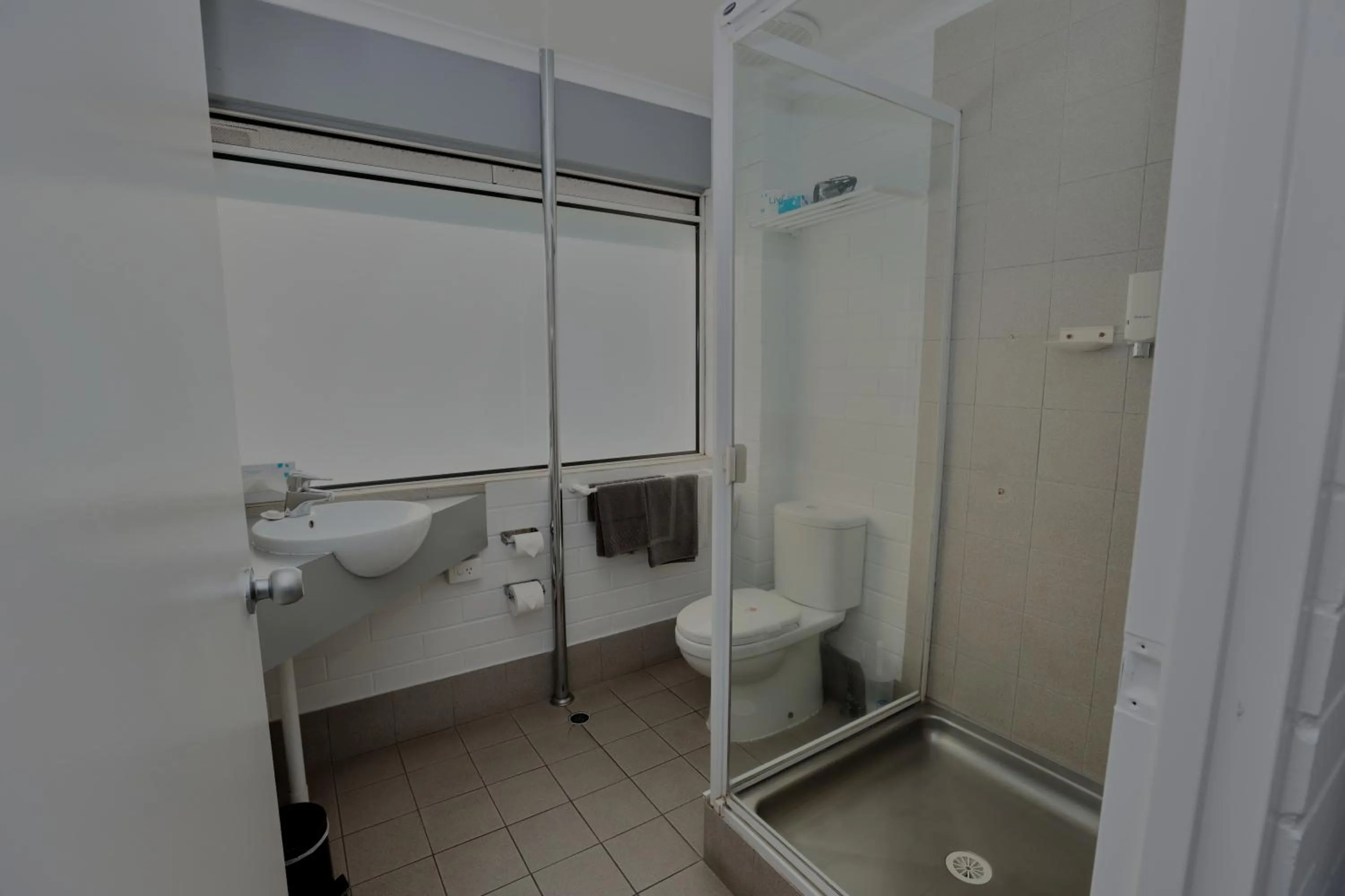 Shower in Dalby Manor Motor Inn