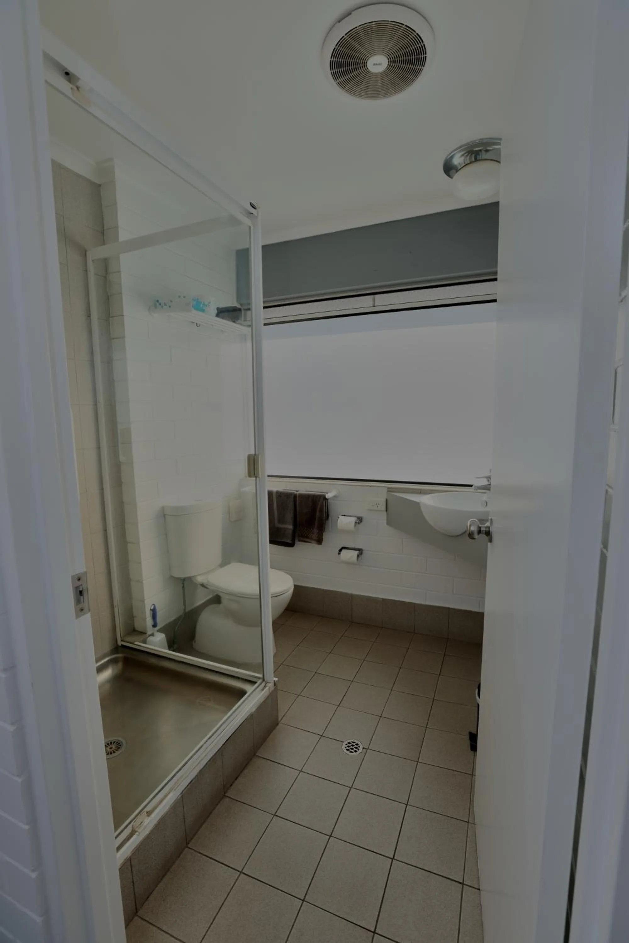 Shower in Dalby Manor Motor Inn