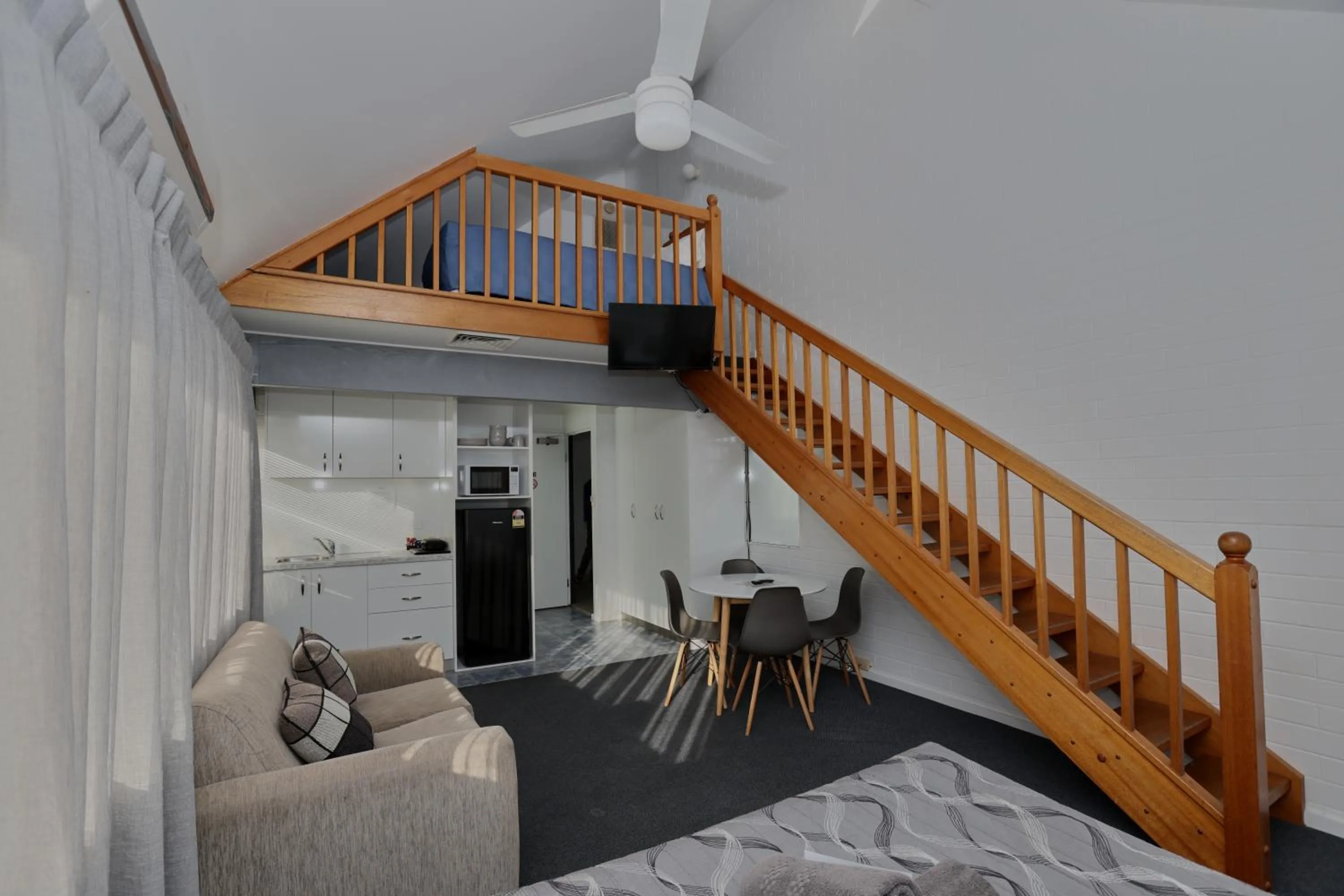 Living room in Dalby Manor Motor Inn