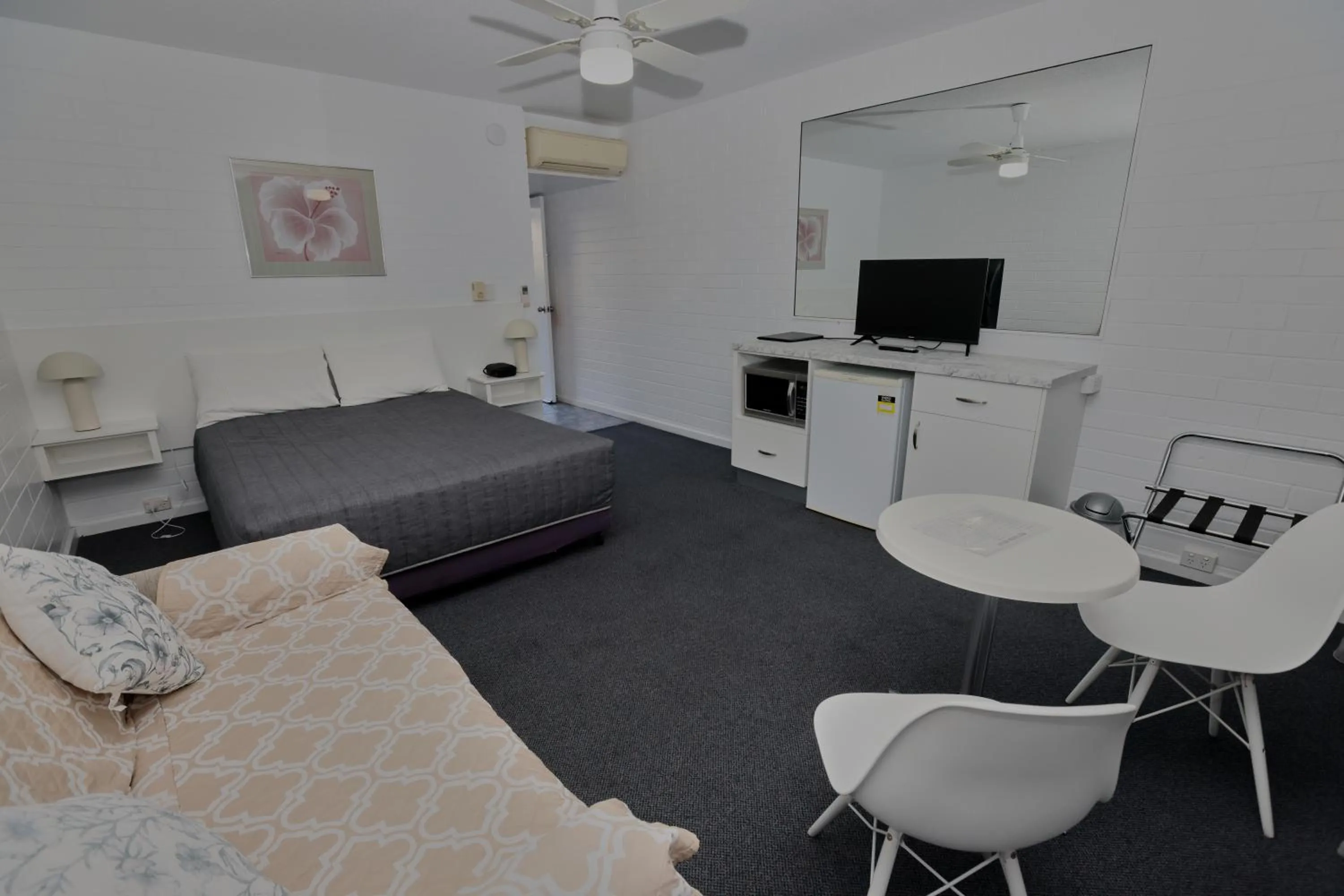 Communal lounge/ TV room, Bed in Dalby Manor Motor Inn